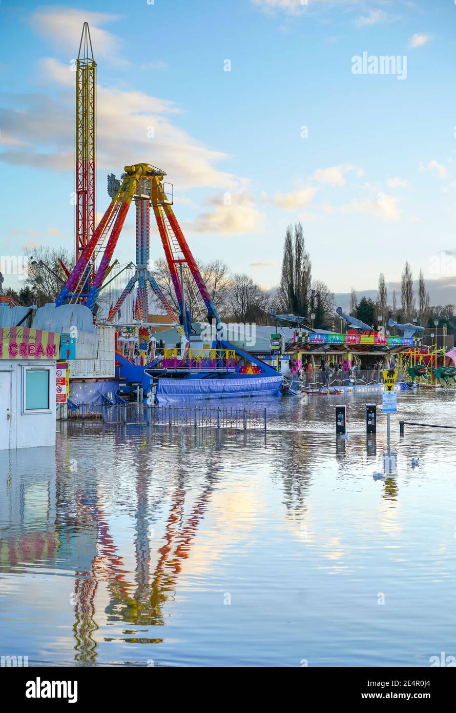 Stourport-on-Severn, Royaume-Uni. 23 janvier 2021. Les eaux d'inondation de Stourport-on-Severn ont complètement couvert le parking à côté du parc d'expositions ayant plus tôt fait éclater les rives de la rivière. Banque D'Images