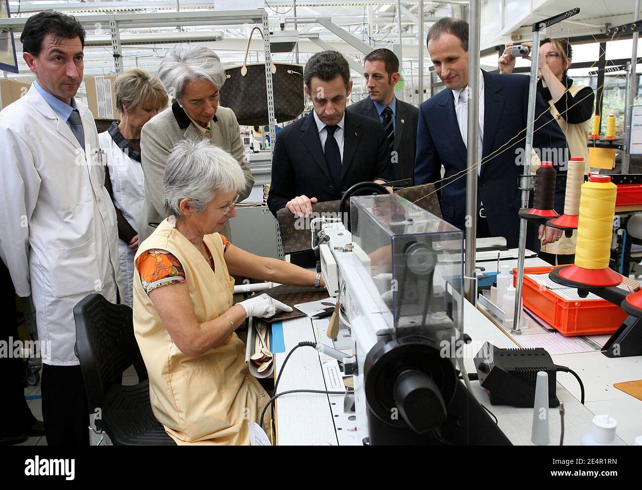Louis Vuitton Saint Pourçain Sur Sioule Recrutement Le président français Nicolas Sarkozy visite la fabrication de Louis Vuitton  à Saint-Pourcain-sur-Sioule, France, le 26 février 2008. Photo de  Mousse/ABACAPRESS.COM Photo Stock - Alamy