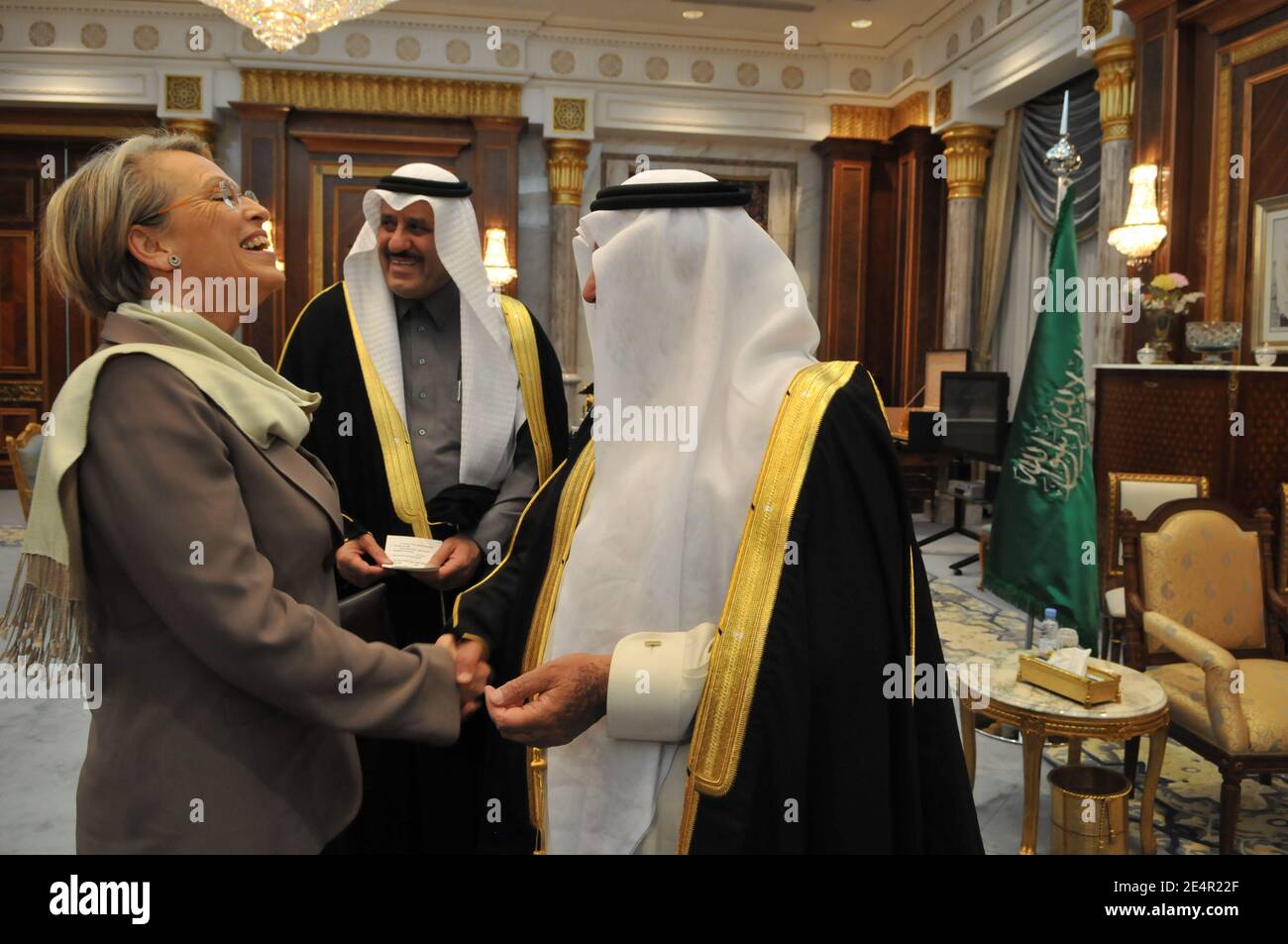 EXCLUSIVITÉ - la ministre française de l'intérieur, Michele Alliot-Marie, rencontre le prince héritier saoudien Sultan Bin Abdulaziz Al Saud, à Riyad, en Arabie Saoudite, le 25 février 2008, alors qu'elle est en visite de 2 jours dans le royaume d'Arabie Saoudite. Photo par Ammar Abd Rabbo/ABACAPRESS.COM Banque D'Images
