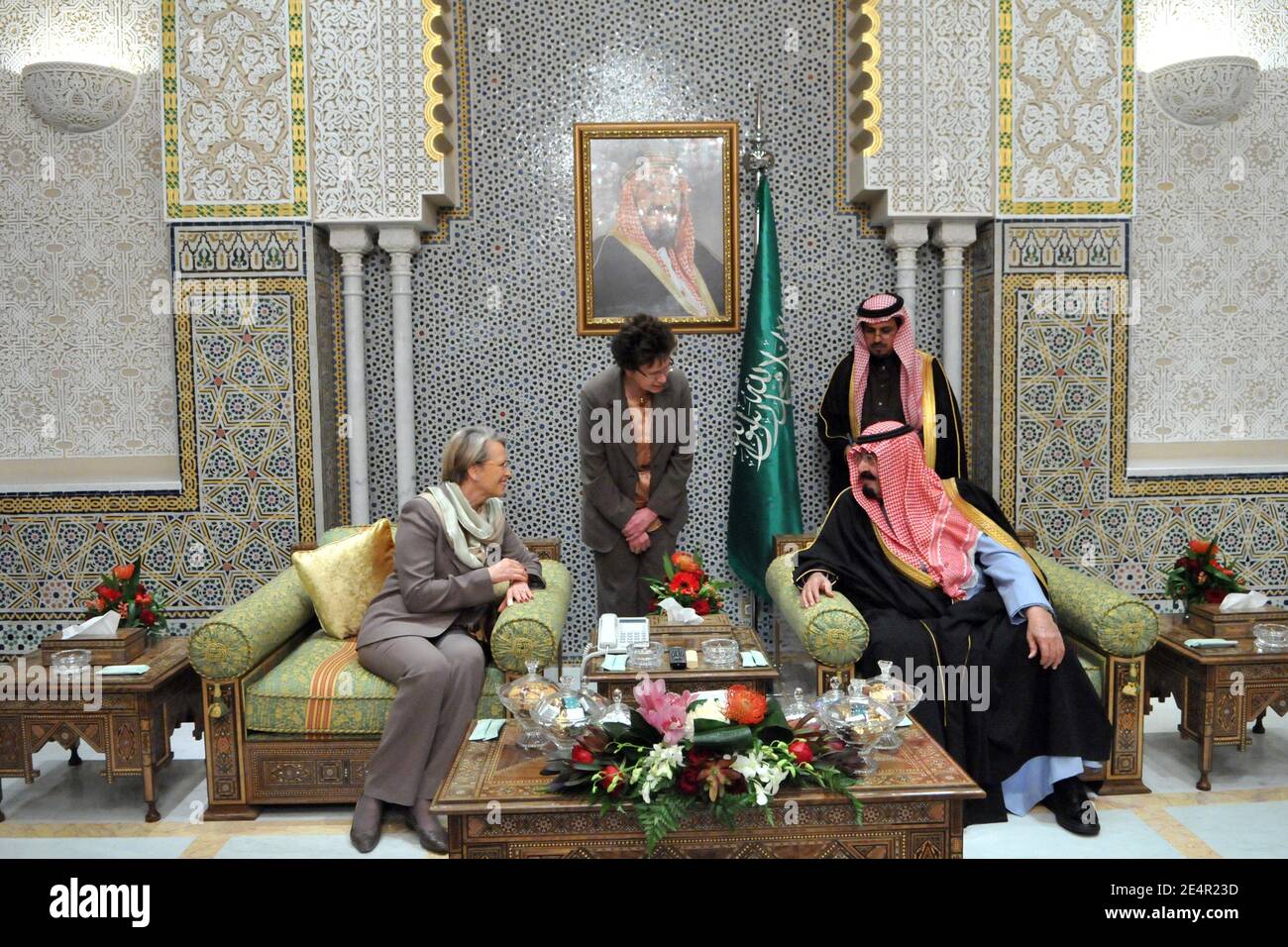 EXCLUSIVITÉ - la ministre française de l'intérieur, Michele Alliot-Marie, rencontre le roi saoudien Abdullah Bin Abdulaziz Al Saud, à Riyad, en Arabie Saoudite, le 25 février 2008, alors qu'elle est en visite de 2 jours dans le royaume d'Arabie Saoudite. Photo par Ammar Abd Rabbo/ABACAPRESS.COM Banque D'Images