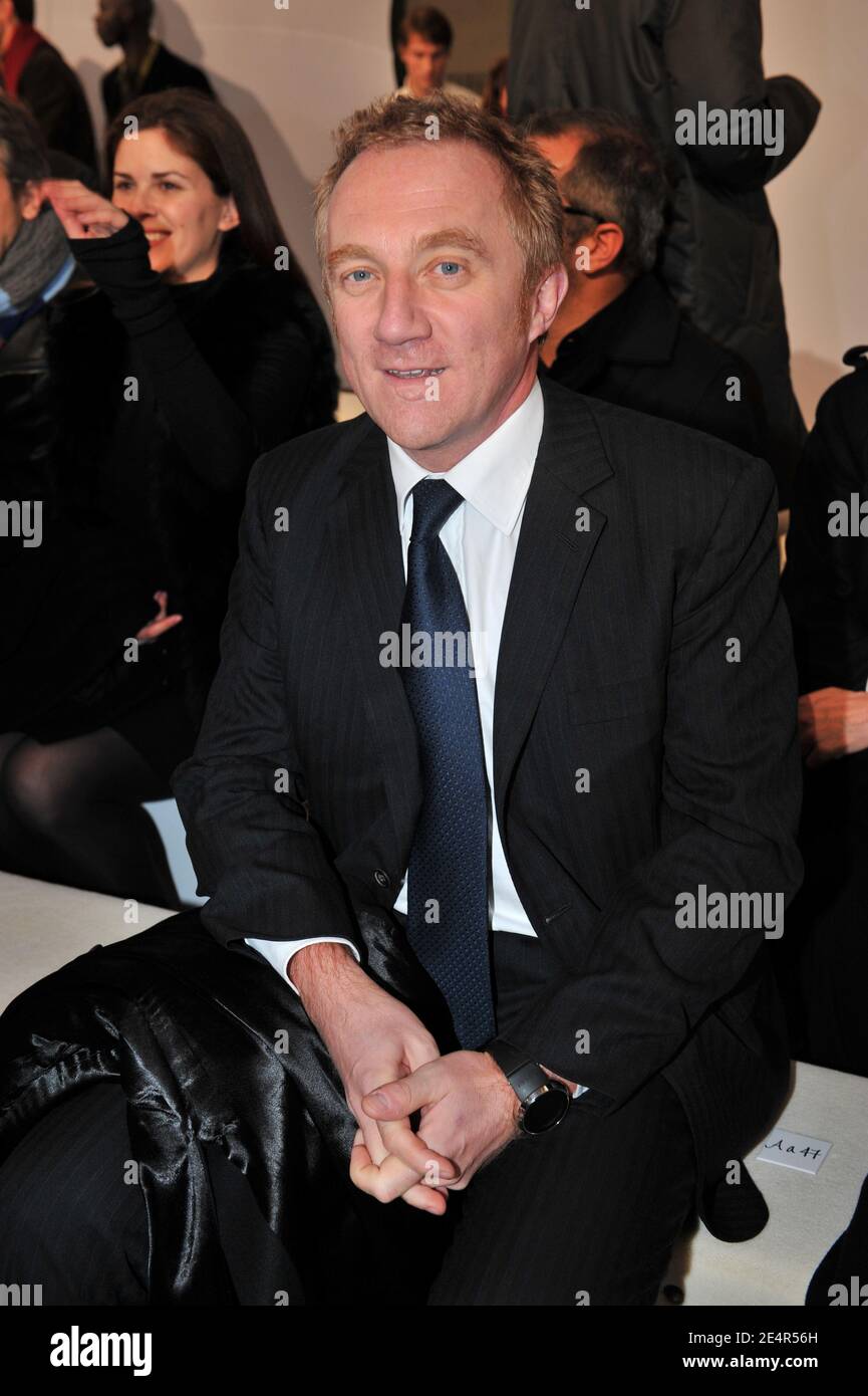 François-Henri Pinault, PDG de PPR, participe au salon de la collection prêt-à-porter d'Yves Saint-Laurent, automne-hiver 2008-2009, qui s'est tenu au Grand Palais, à Paris, en France, le 28 février 2008. Photo de Guignebourg-Orban-Taamallah-Nebinger/ABACAPRESS.COM Banque D'Images