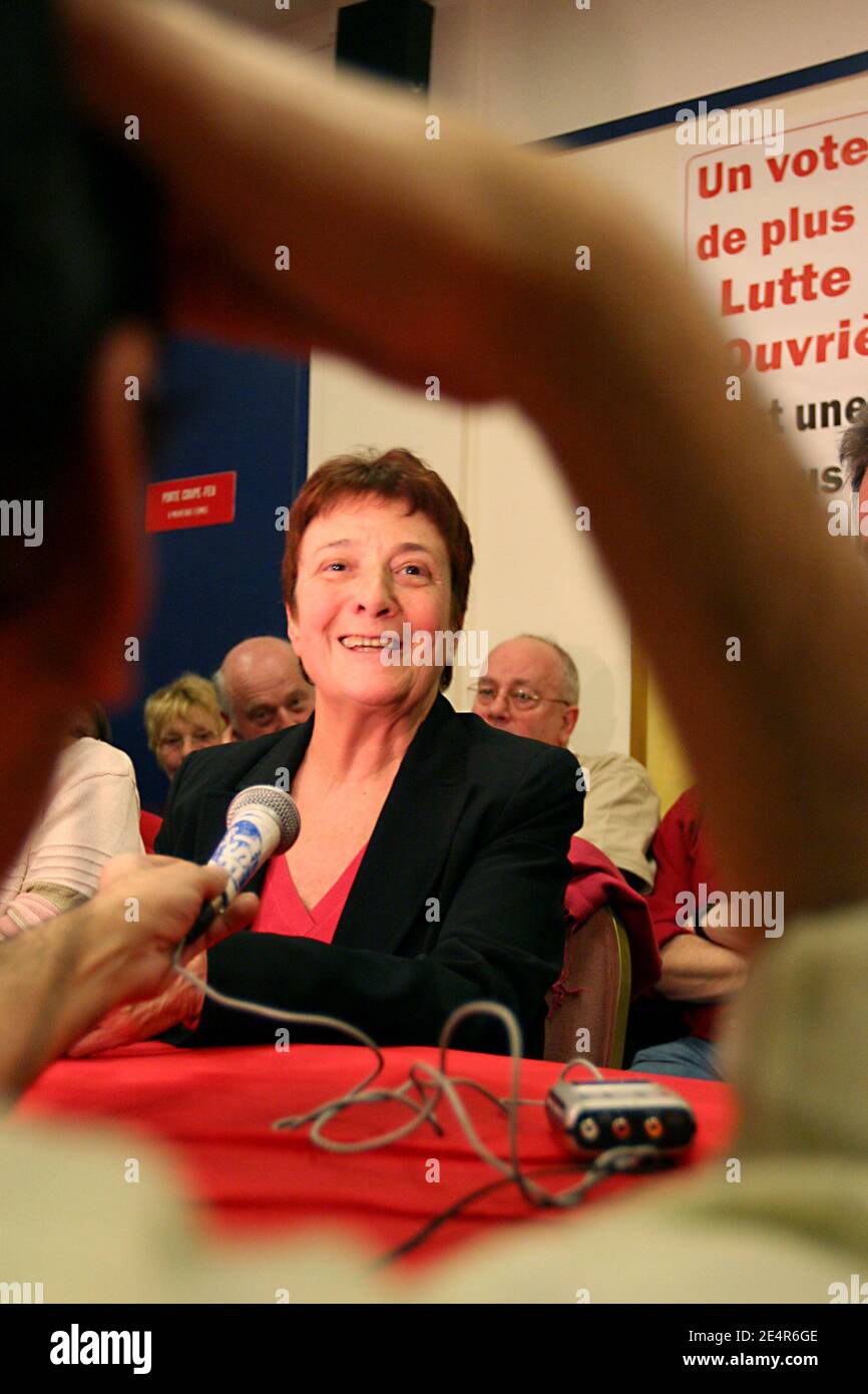 La porte-parole du parti d'extrême gauche, Arlette Laguiller, fait campagne pour les élections municipales au théâtre de la mutualite à Paris, en France, le 29 février 2008. Photo de Stéphane Gilles/ABACAPRESS.COM Banque D'Images