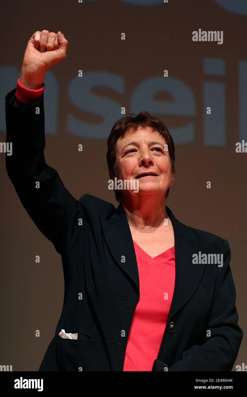 La porte-parole du parti d'extrême gauche, Arlette Laguiller, fait campagne pour les élections municipales au théâtre de la mutualite à Paris, en France, le 29 février 2008. Photo de Stéphane Gilles/ABACAPRESS.COM Banque D'Images