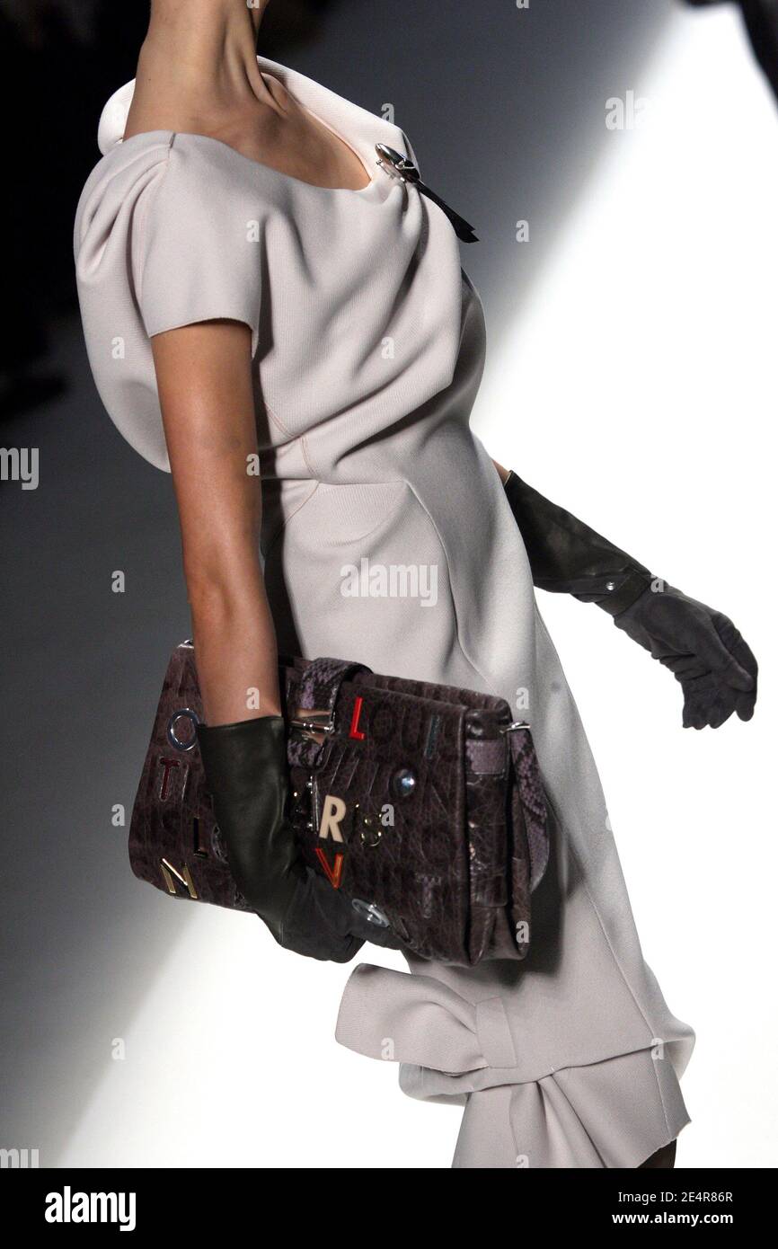Un modèle présente une création par le designer américain Marc Jacobs pour Louis  Vuitton automne-hiver 2008-2009 Présentation de la collection prêt-à-porter  à la Cour carré du Louvre à Paris, France, le 2