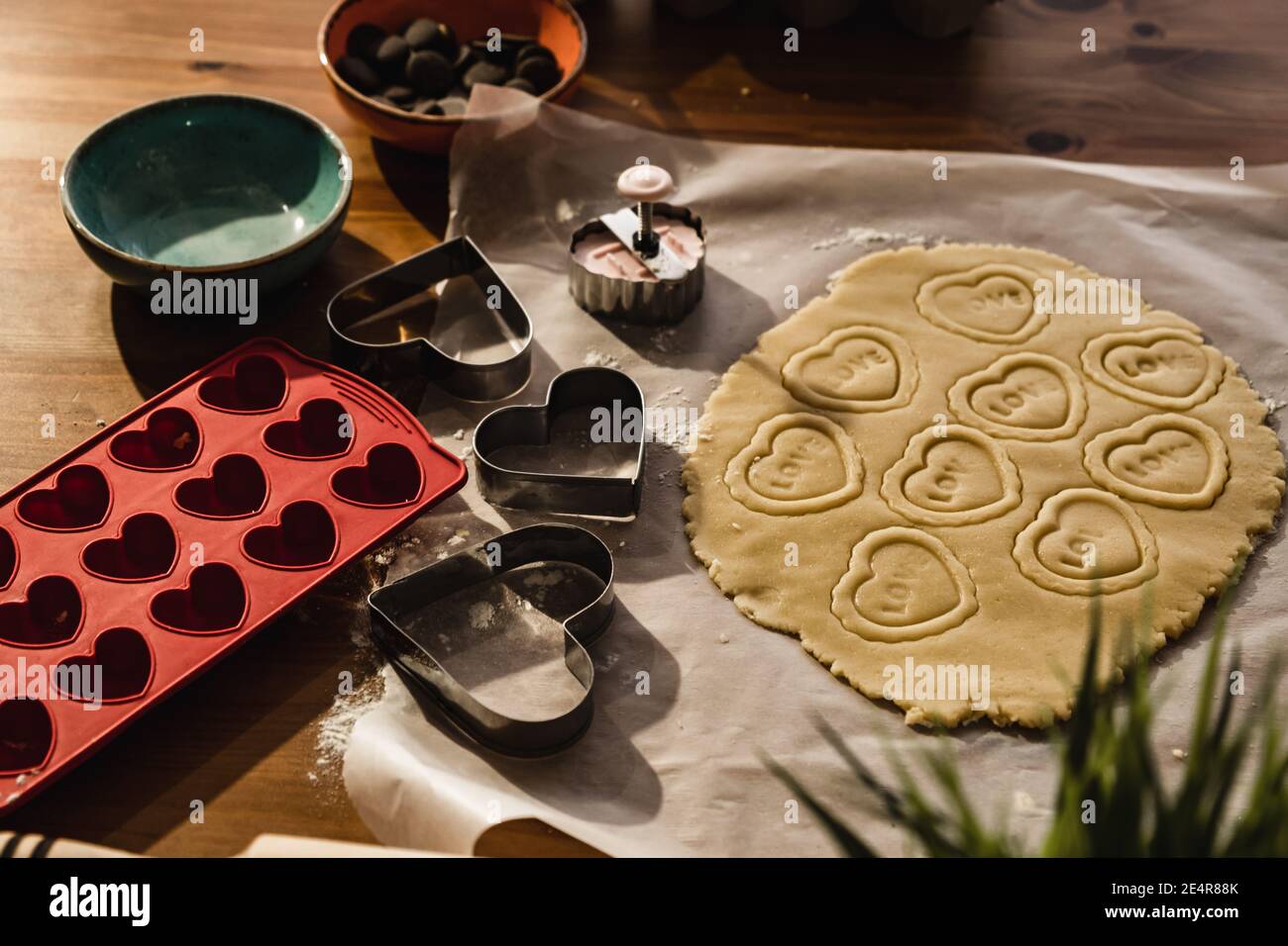 Faire des biscuits de coeur faits maison. Pâte crue et moules de coeur sur la table. Banque D'Images