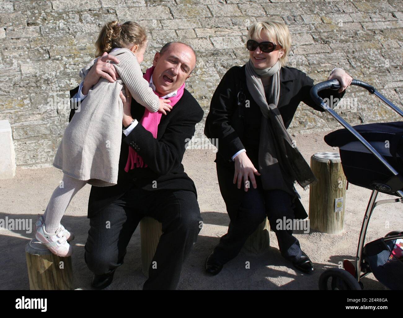 Le maire de Lyon Gérard Collomb pose avec sa femme caroline et leurs  filles, Clemence (3) et Camille (2), le long du Rhône à Lyon (France), le 2  mars 2008. Photo de