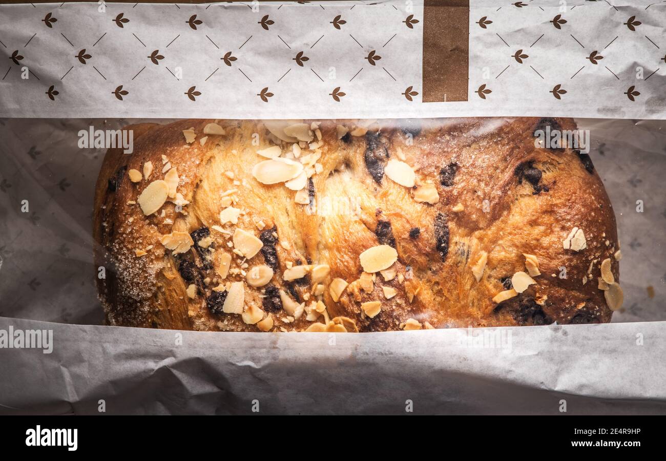 Pain de Pâques sucré avec chocolat et raisins secs, pain cuit maison Banque D'Images