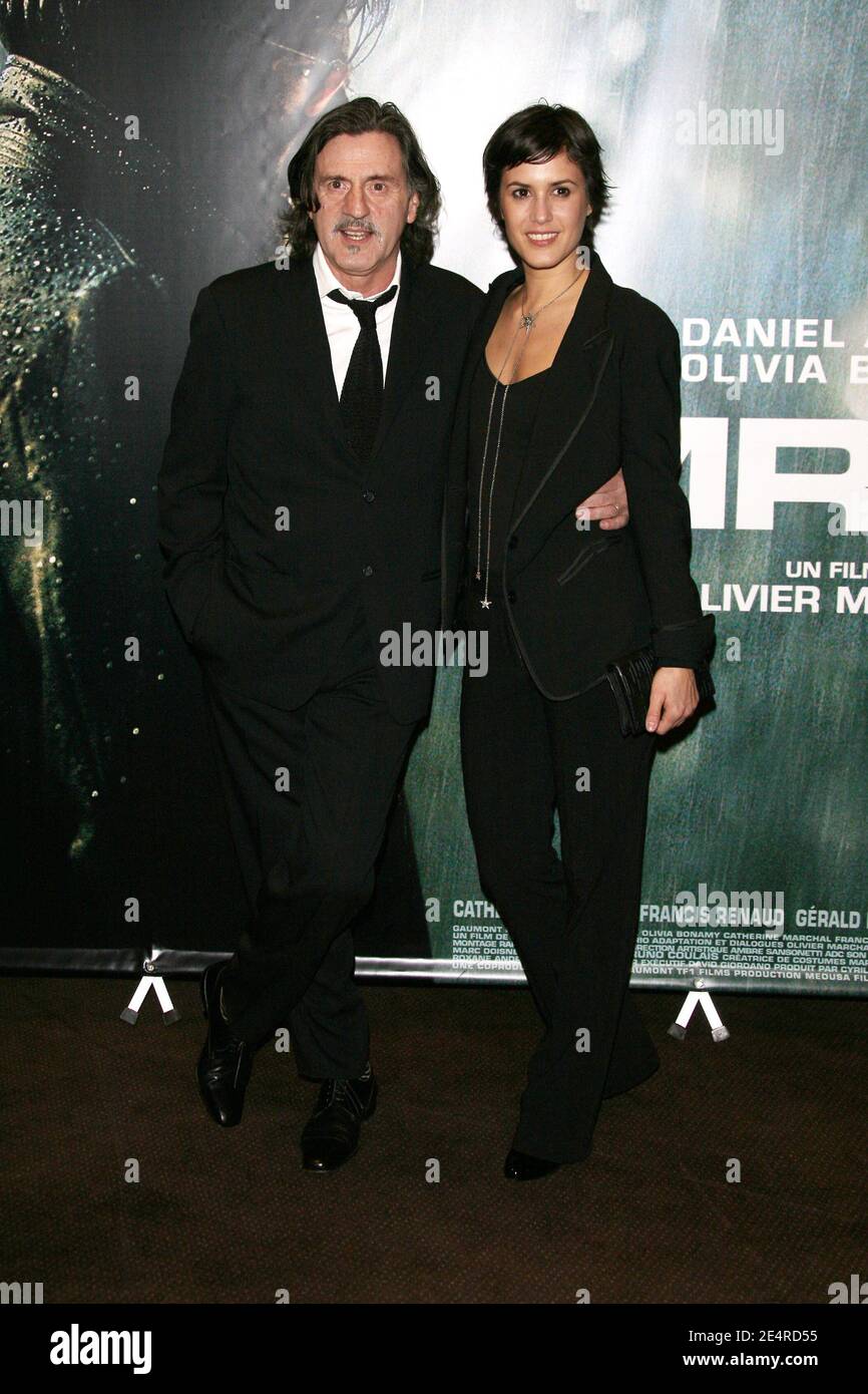 L'acteur Daniel Auteuil et l'actrice Olivia Bonamy posent à la première de la 'R 73' qui s'est tenue à Gaumont Marignan à Paris, en France, le 10 mars 2008. Photo de Denis Guignebourg/ABACAPRESS.COM Banque D'Images