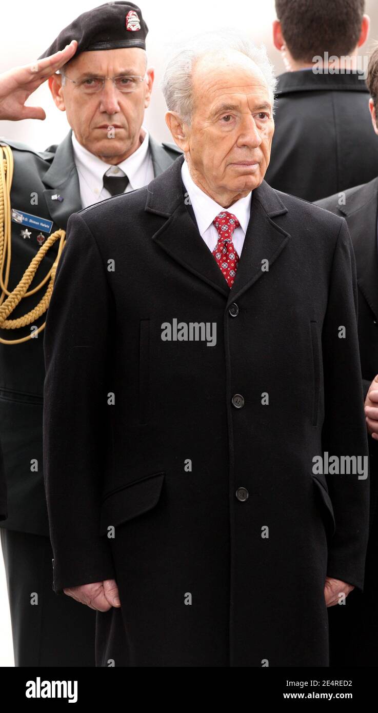 Le président israélien Shimon Peres à l'Arc de Triomphe de Paris, France, le 11 mars 2008. Photo de Pierre Hounsfield/Pool/ABACAPRESS.COM Banque D'Images