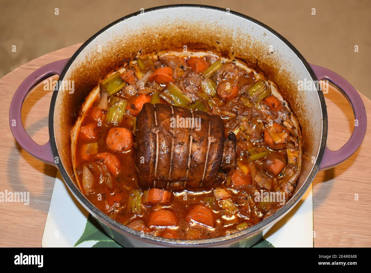 Poitrine de bœuf cuite lentement dans une casserole en fonte avec carottes, oignons céleri, thym et Laurier. Les Briskets sont bon marché de coupe de boeuf idéal pour la longue cuisson Banque D'Images