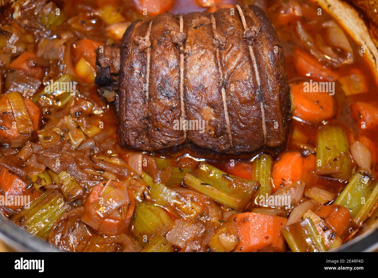 Bracotte de bœuf cuite lentement britannique avec carottes, oignons de céleri bay Leaf Briskets sont bon marché de boeuf coupé parfait pour longtemps cuisson faire tendre la viande Banque D'Images