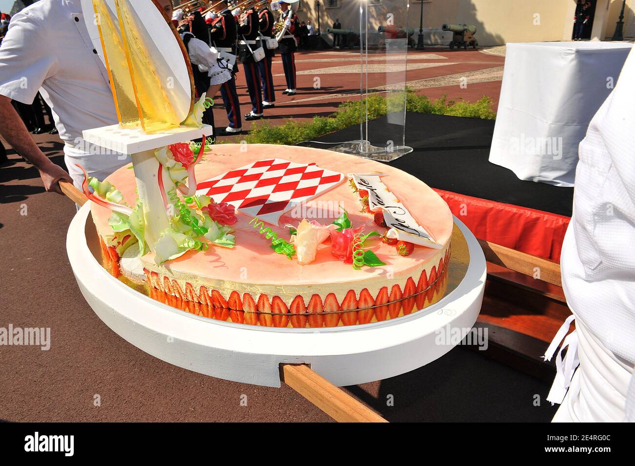 Un Gateau D Anniversaire Geant Est Transporte Pour Le Prince Albert Ii De La Celebration Du 50e Anniversaire De Monaco A Monte Carlo Monaco Le 14 Mars 08 Photo De Nebinger Piovanotto Abacapress Com Photo Stock