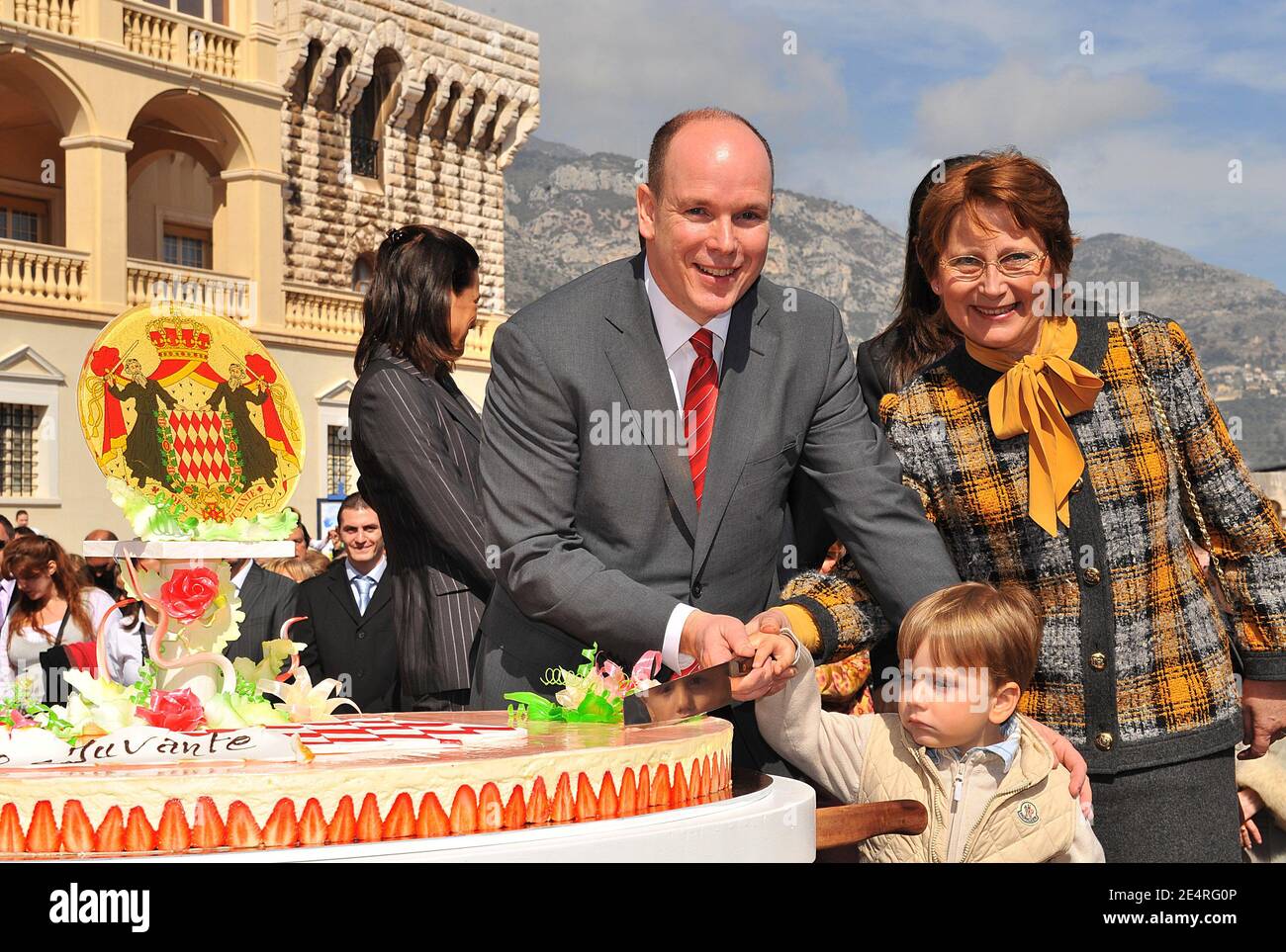 Alors Que La Princesse Stephanie S Entretient Avec Le Maire De La Ville Georges Marsan Stand Le Prince Albert Ii De Monaco Aide Par Un Petit Garcon Nomme Matheo Coupe Son Gateau D Anniversaire