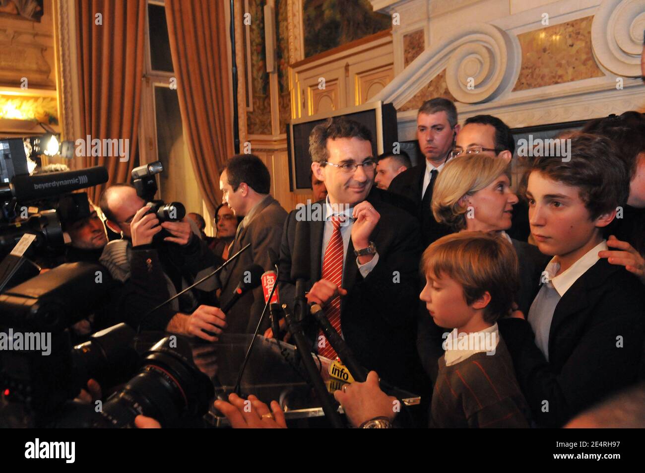 Jean-Christophe Fromantin avec son épouse Laure Fromantin et leur fils lors  de sa conférence de presse après les résultats du deuxième tour des  élections municipales de Neuilly-sur-Seine, en France, le 16 mars