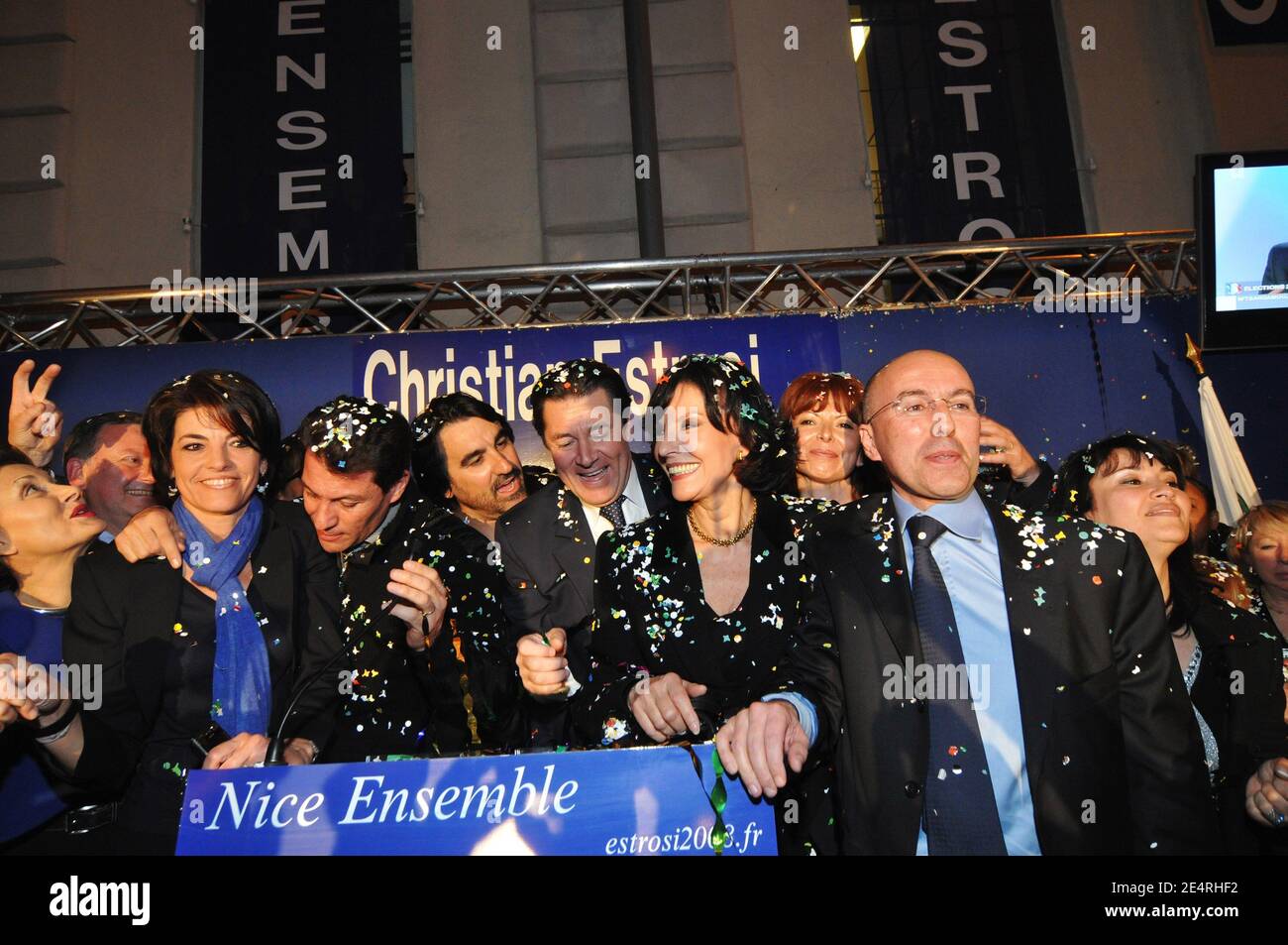 Christian Estrosi élu avec les membres de sa liste Denise Fabre à son siège social après les résultats de l'élection Mayoral deuxième tour à Nice, France, le 16 mars 2008. Photo de Capbern/ABACAPRESS.COM Banque D'Images