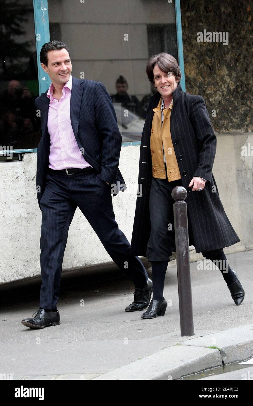 Jérôme Kerviel (L) quitte la prison de la Sante avec Elisabeth Meyer, l'un de ses deux avocats de Trader voyou à Paris, le 18 mars 2008. Un tribunal de Paris a ordonné la libération du Trader voyou alors que les enquêteurs enquêtèrent sur son rôle dans un scandale de plusieurs milliards d'euros à la Société générale. La Société générale accuse le négociant junior de pertes de 4.9 milliards d'euros (7.1 milliards de dollars) encourues après que la banque a été forcée de se départir de plus de 50 milliards d'euros de transactions non autorisées qu'il a faites. Photo de Mehdi Taamallah/ABACAPRESS.COM Banque D'Images