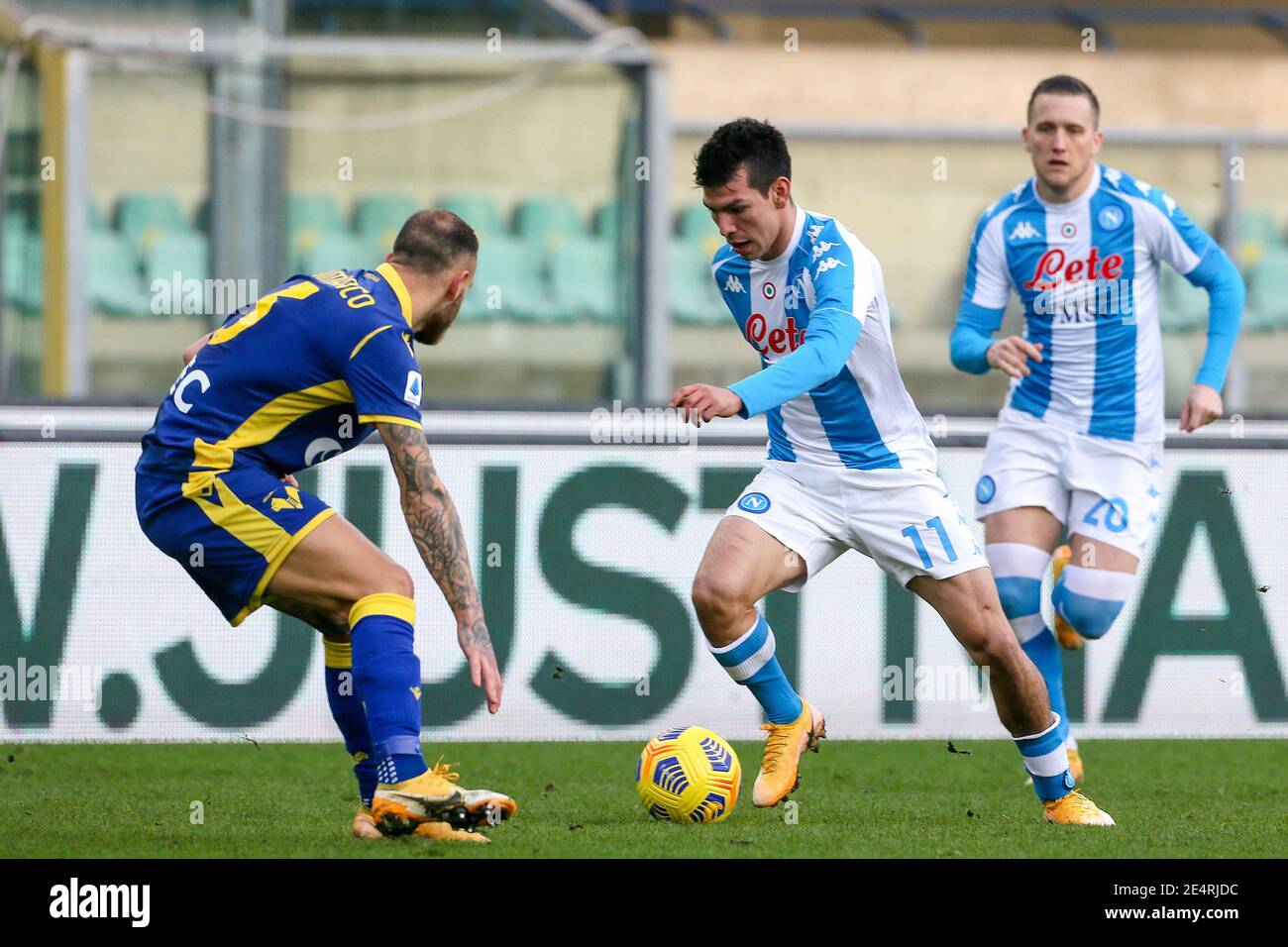 VÉRONE, ITALIE - JANVIER 24: Hirving Lozano de Naples pendant la série UN match entre Hellas Verona FC et SSC Napoli au Stadio Marcantonio Bentegodi Banque D'Images