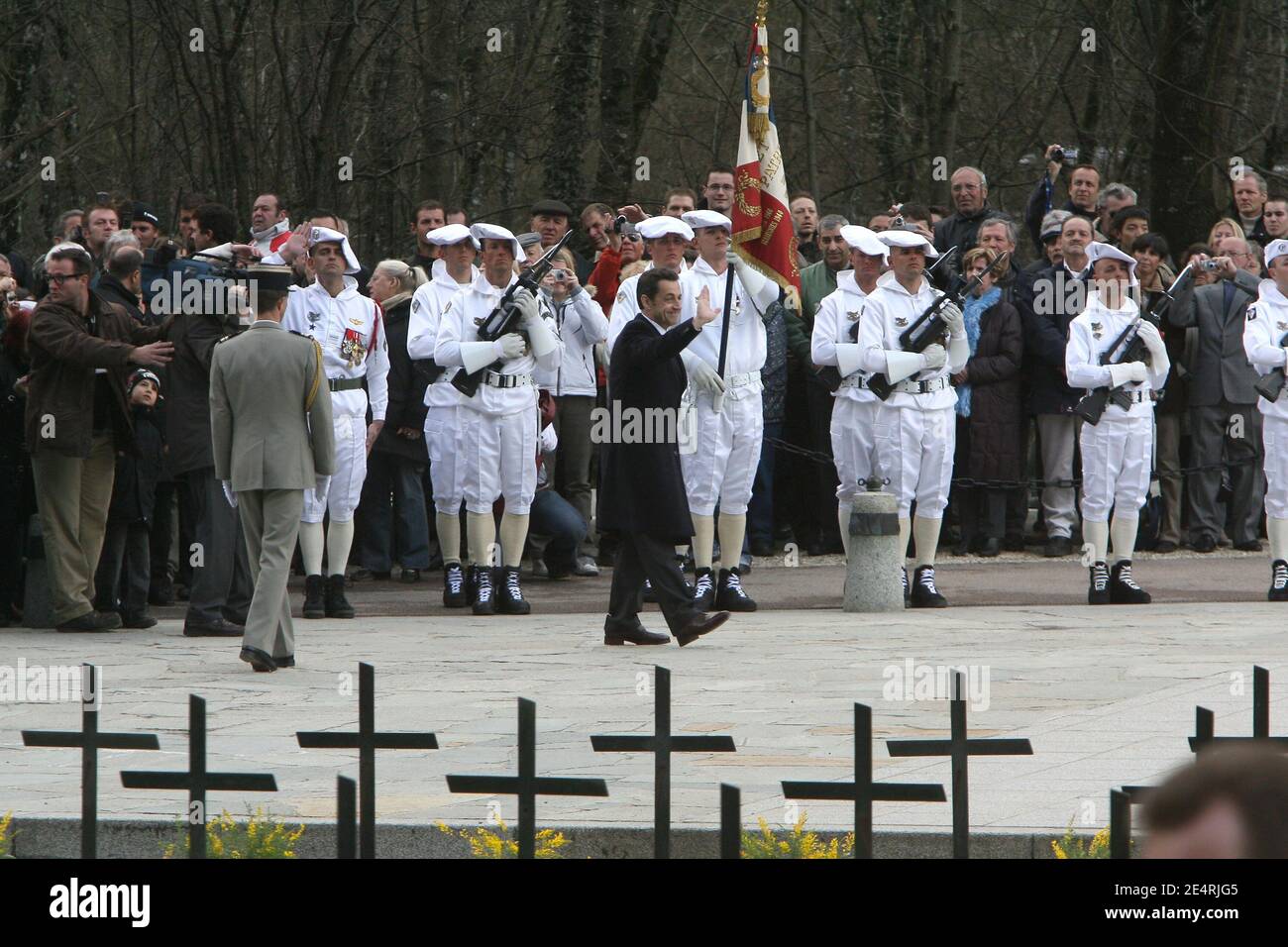 Le président Nicolas Sarkozy dirige une cérémonie militaire au cimetière de la Morette à Thones, dans les Alpes françaises, en France, le 18 mars 2008, pour honorer la résistance française durant la deuxième Guerre mondiale Photo de Mousse/ABACAPRESS.COM Banque D'Images