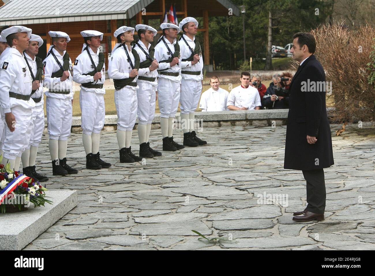 Le président Nicolas Sarkozy dirige une cérémonie militaire au cimetière de la Morette à Thones, dans les Alpes françaises, en France, le 18 mars 2008, pour honorer la résistance française durant la deuxième Guerre mondiale Photo de Mousse/ABACAPRESS.COM Banque D'Images