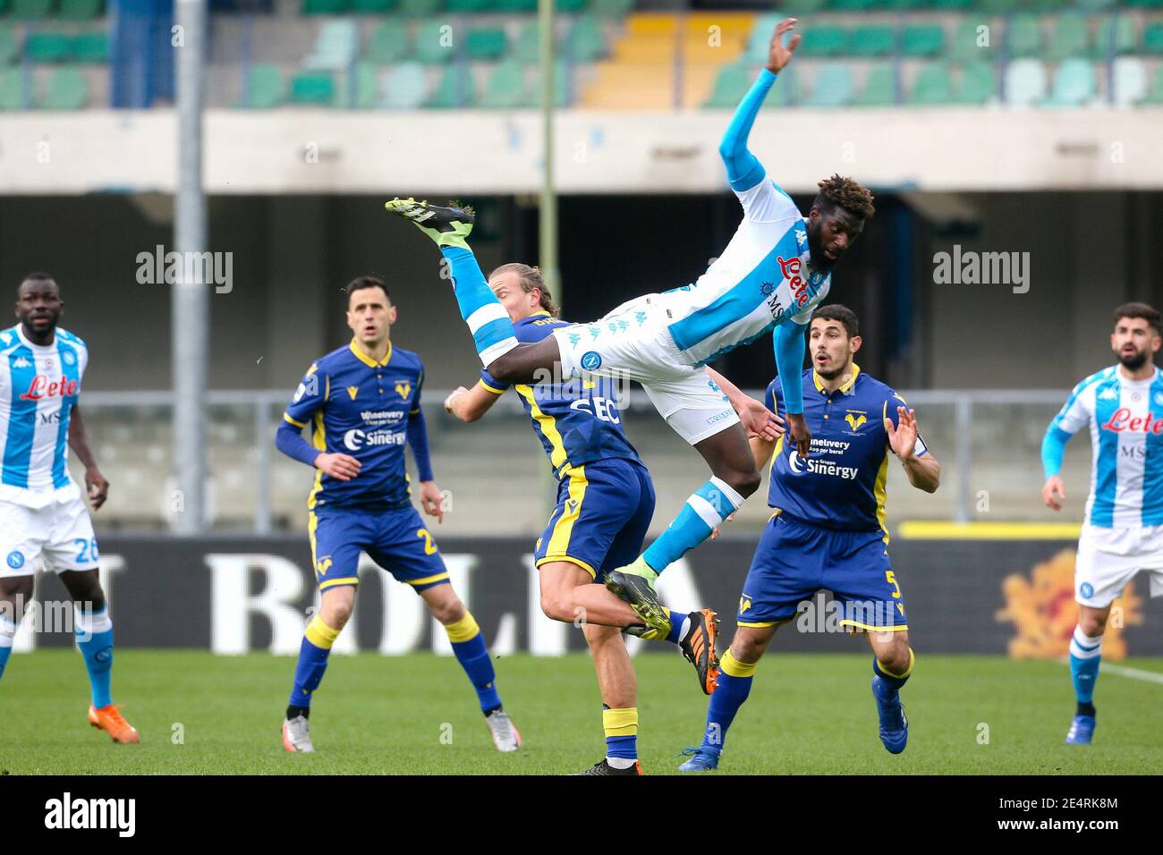 VÉRONE, ITALIE - JANVIER 24: Tiemoue Bakayoko de Napoli pendant la série UN match entre Hellas Verona FC et SSC Napoli au Stadio Marcantonio Bentegod Banque D'Images