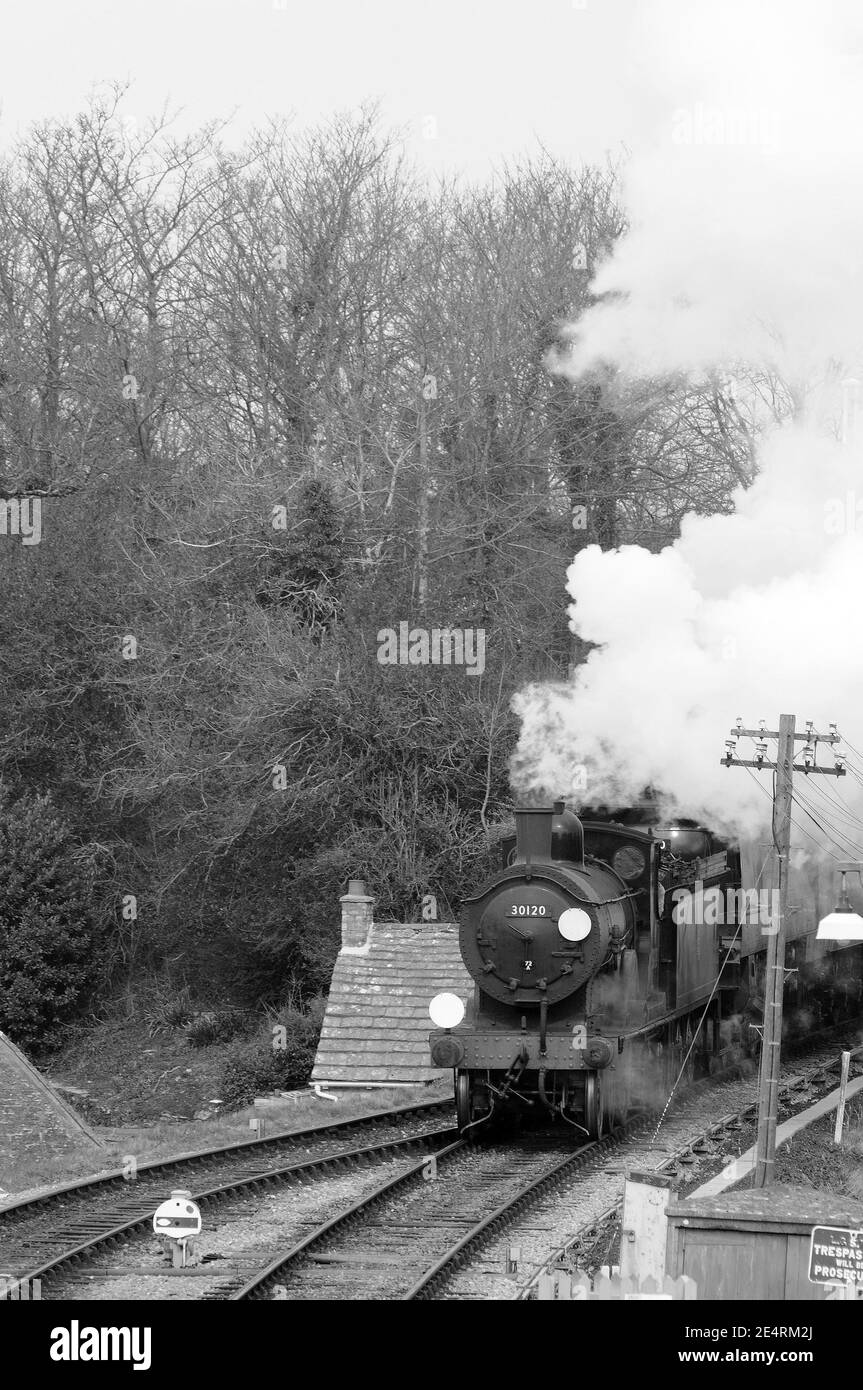 '30120' et 'Manston' passent par la gare du château de Corfe. Banque D'Images '30120' et 'Manston' passent par la gare du château de Corfe. Banque D'Images