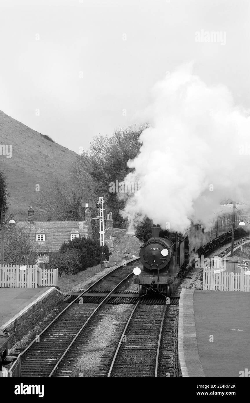 '30120' et 'Manston' passent par la gare du château de Corfe. Banque D'Images '30120' et 'Manston' passent par la gare du château de Corfe. Banque D'Images
