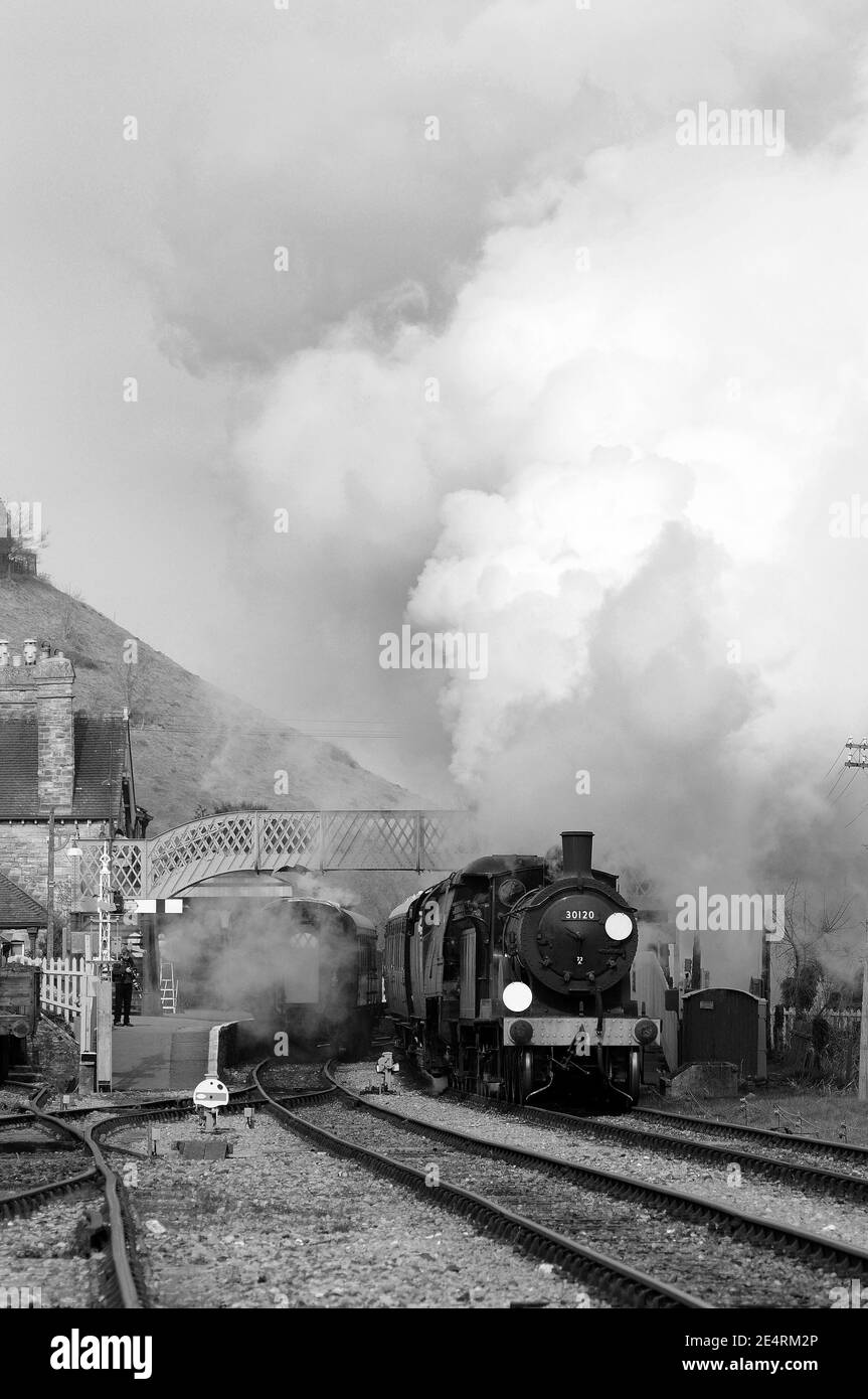 '30120' et 'Manston' passent par la gare du château de Corfe. Banque D'Images '30120' et 'Manston' passent par la gare du château de Corfe. Banque D'Images