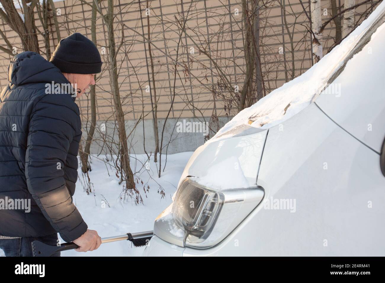L'homme nettoie la neige de sa voiture. Photo de haute qualité Banque D'Images