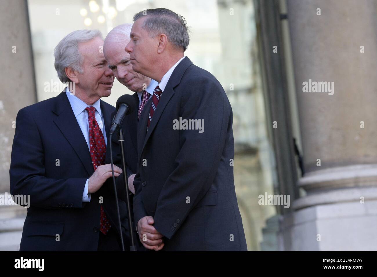 Joe Lieberman, sénateur du Connecticut, John McCain, candidat républicain à la présidence aux États-Unis, et Lindsay Graham, sénateur de Caroline du Sud, s'adoptions à des journalistes à la suite d'une rencontre avec le président français à l'Elysee Palace à Paris, en France, le 21 mars 2008. Photo de Mehdi Taamallah/ABACAPRESS.COM Banque D'Images