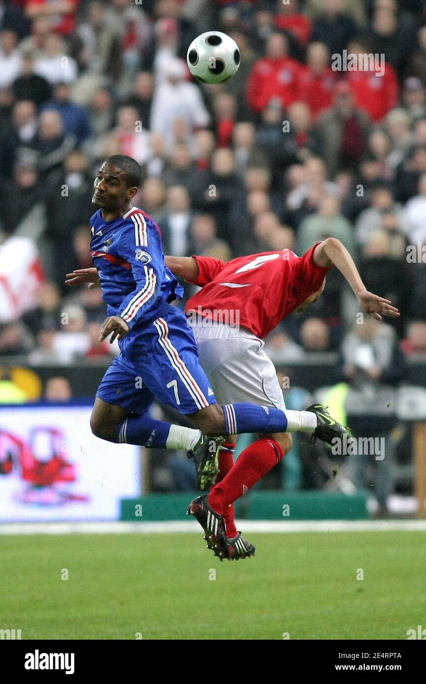 Florent Malouda en France et Wes Brown en Angleterre se battent pour le ballon dans l'air lors du match de football amical, la France contre l'Angleterre au stade de Frane à Saint-Denis près de Paris, France, le 26 mars 2008. La France a gagné 1-0. Photo de Morton-Taamalah/Cameleon/ABACAPRESS.COM Banque D'Images