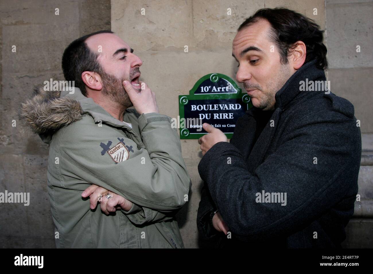 Les humoristes français Bruno Solo et François-Xavier Demaison dévoilent une plaque pour l'ouverture du festival de l'humour « Paris fait sa Comédie » à Paris, France, le 27 mars 2008. Photo de Mehdi Taamallah/ABACAPRESS.COM Banque D'Images