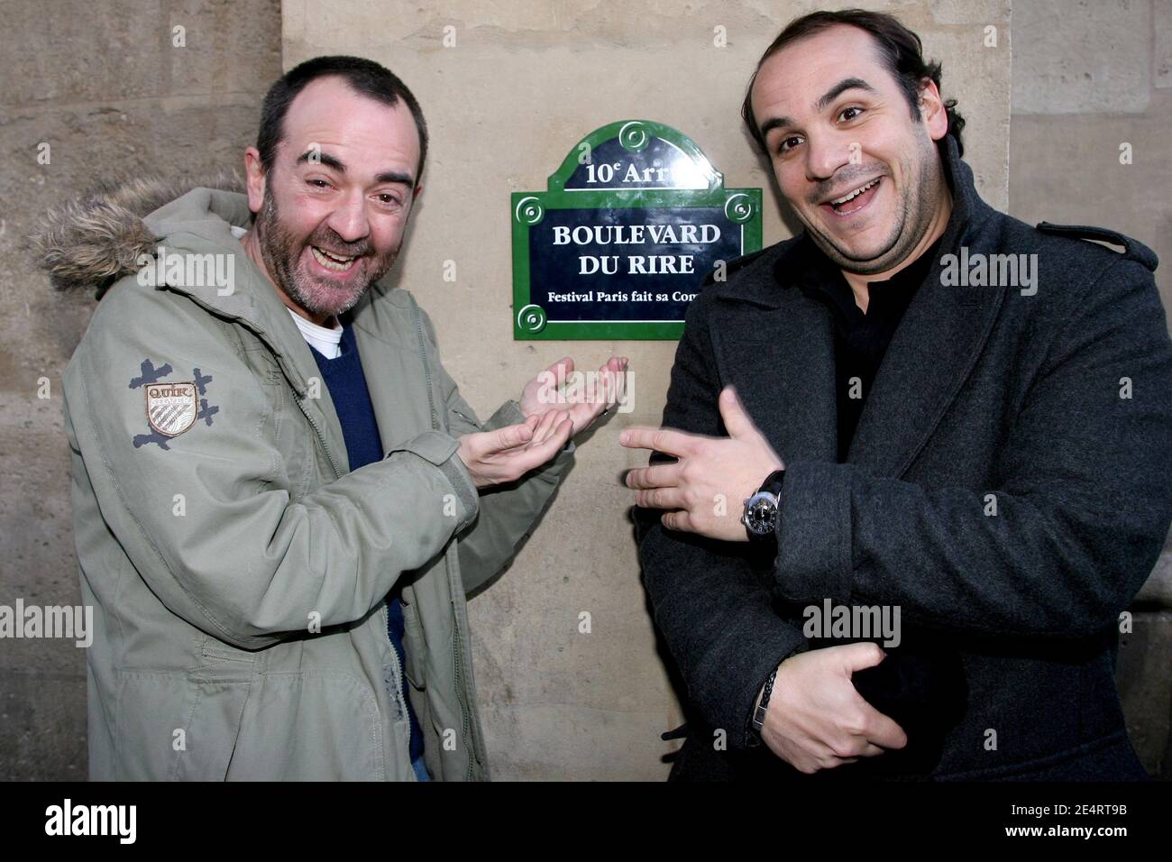 Les humoristes français Bruno Solo et François-Xavier Demaison dévoilent une plaque pour l'ouverture du festival de l'humour « Paris fait sa Comédie » à Paris, France, le 27 mars 2008. Photo de Mehdi Taamallah/ABACAPRESS.COM Banque D'Images