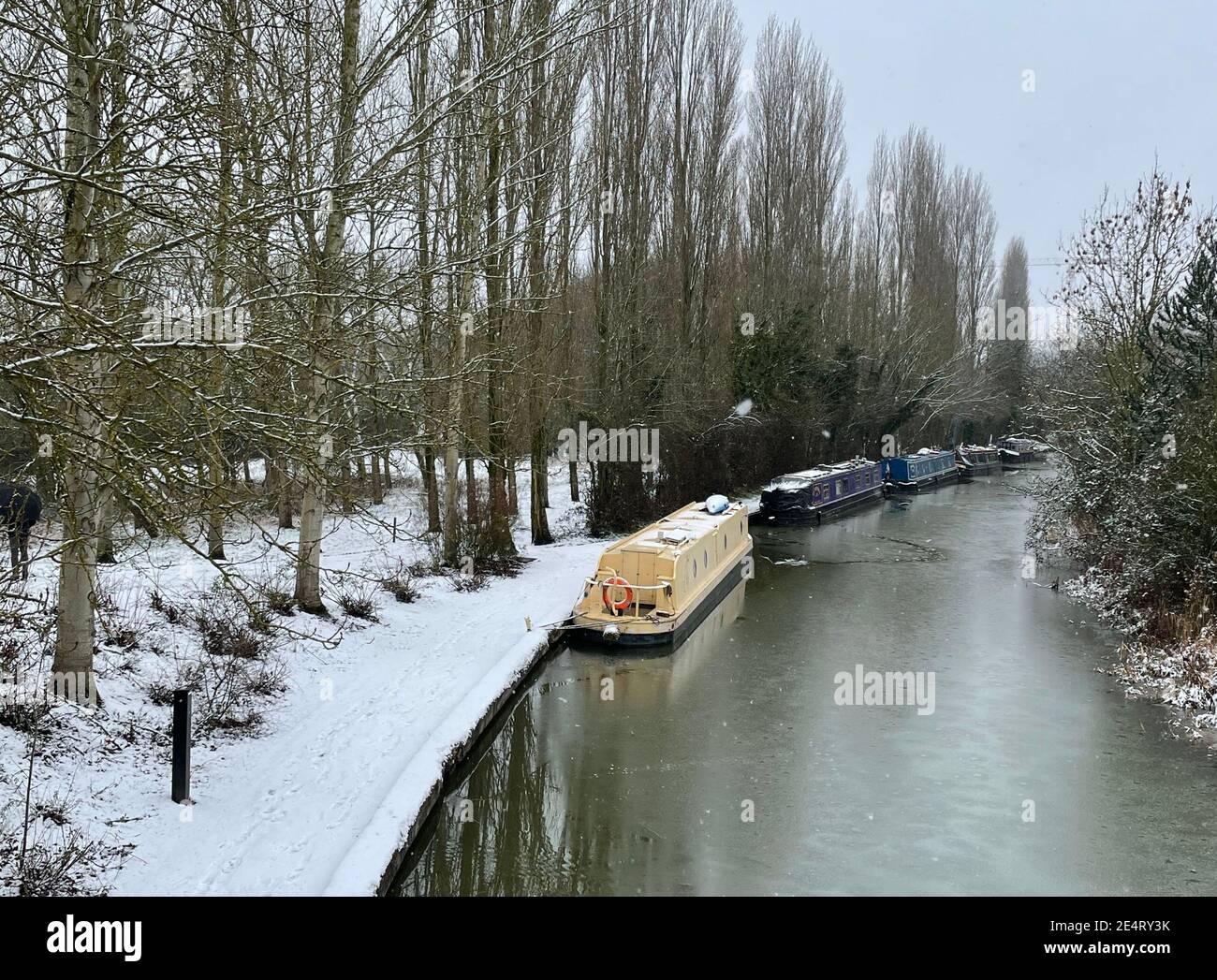 Vue sur le canal de Grand Union dans la neige de Milton Keynes. Banque D'Images