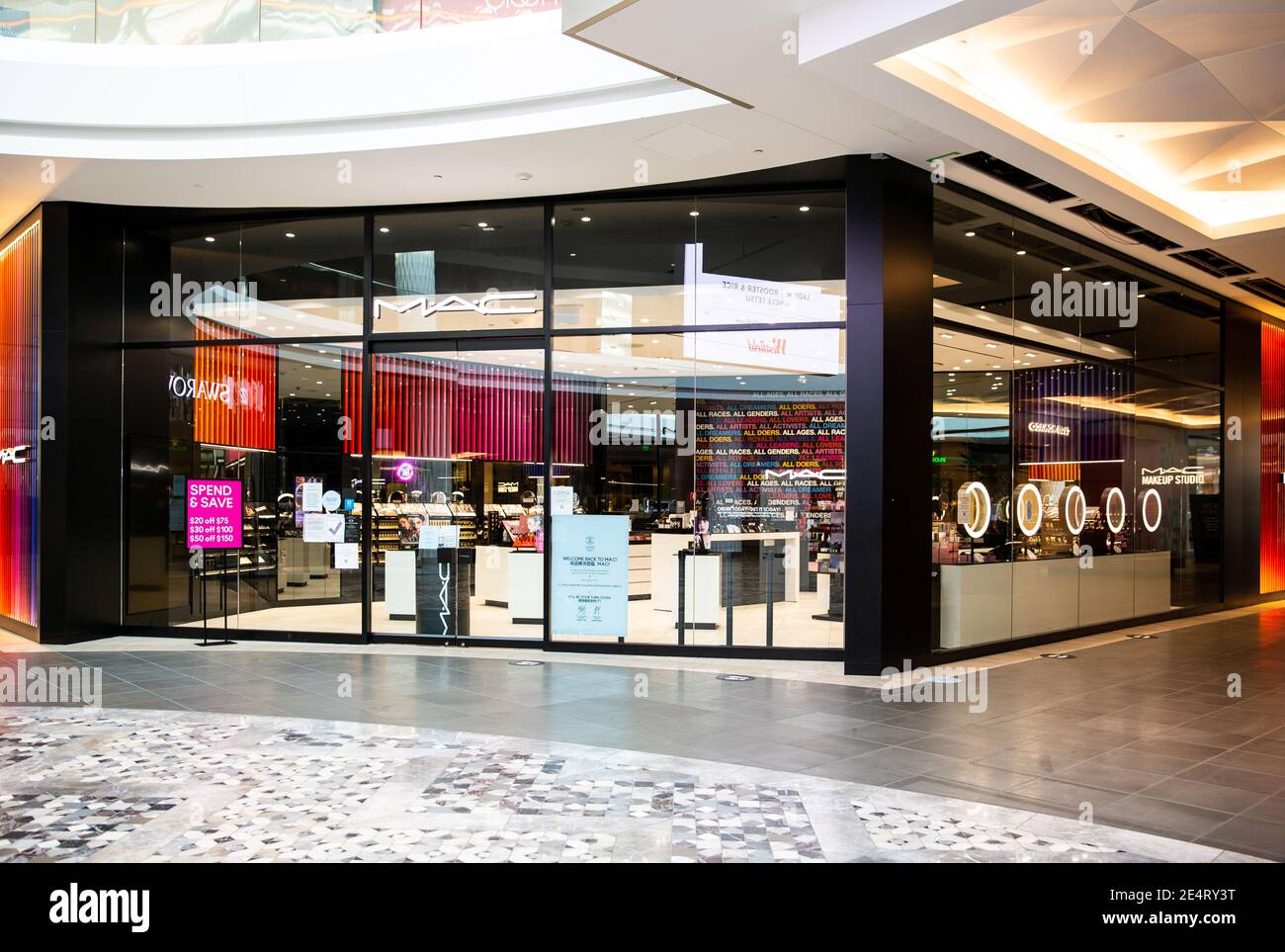 Santa Clara, CA, États-Unis - 14 janvier 2021 : MAGASIN de cosmétiques et de parfums DE luxe DE MODE MAC. Fabricant canadien de cosmétiques. Banque D'Images