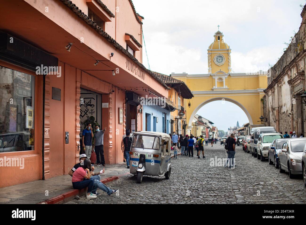 Véhicule de transport en commun tuk-tuk traversant l'arche de Santa Catalina à Antigua, Guatemala, Amérique centrale Banque D'Images