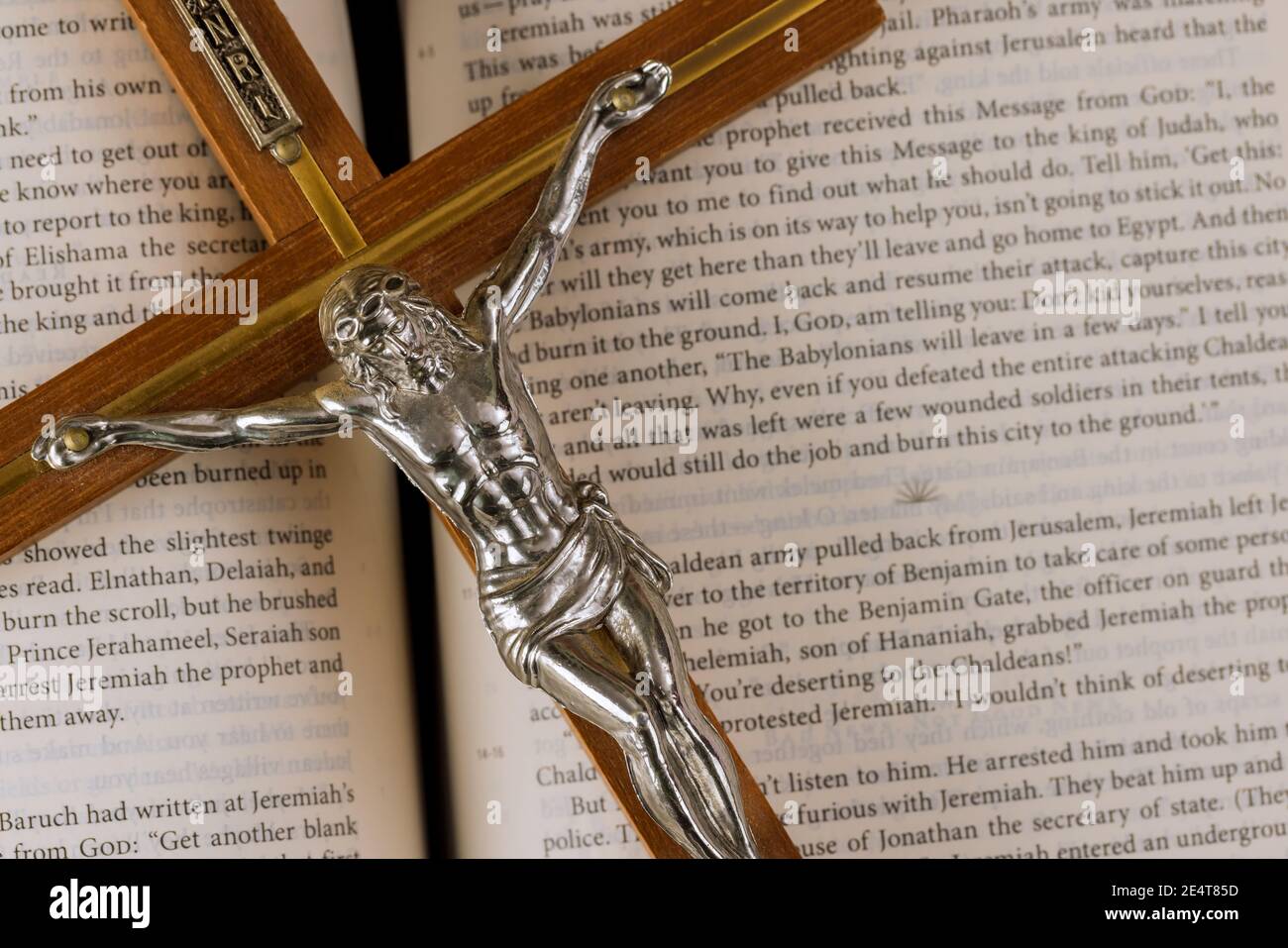 22 JANVIER 21 New York US 2021: La Sainte Bible sur le fond de la croix chrétienne l'espoir de l'humanité pour le salut sur le chemin de Dieu par la prière. Banque D'Images