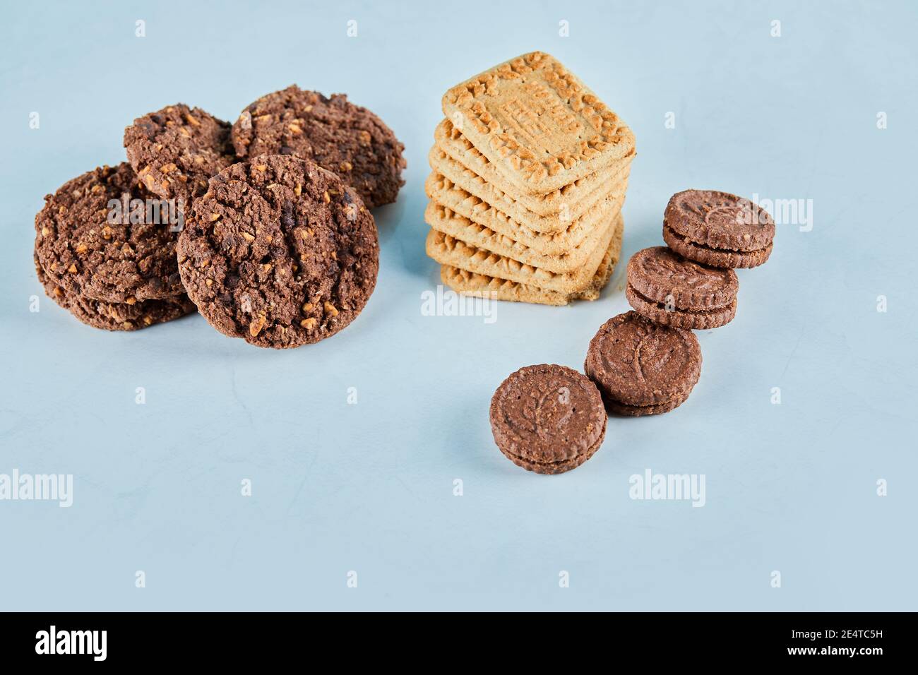 Biscuits au chocolat et aux flocons d'avoine sur fond bleu Banque D'Images