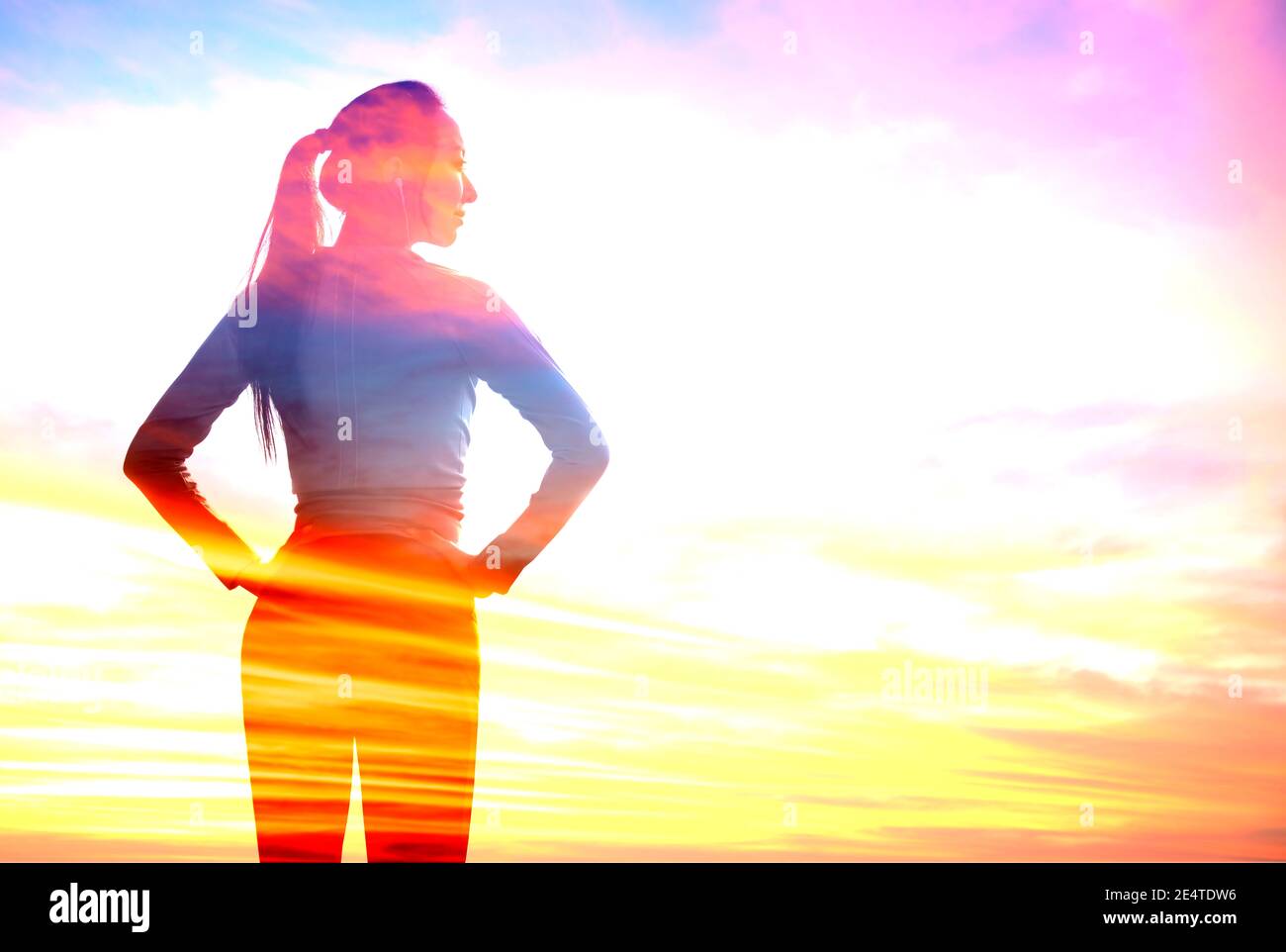 Double exposition de jeune femme sportive avec nuage de coucher de soleil coloré arrière-plan Banque D'Images