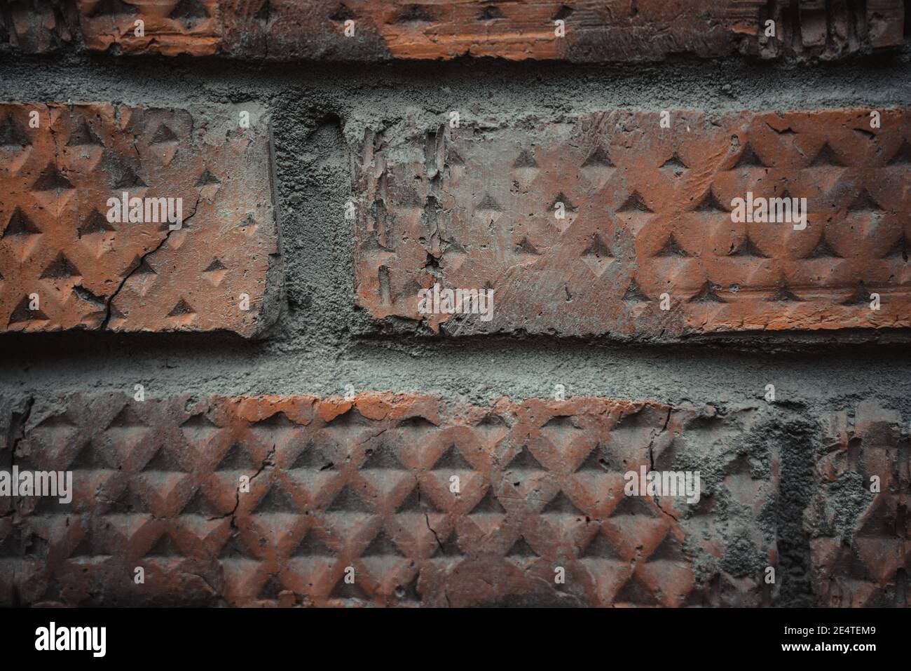 Vieux mur de briques en gros plan. Briques à motifs Rhombus. Banque D'Images