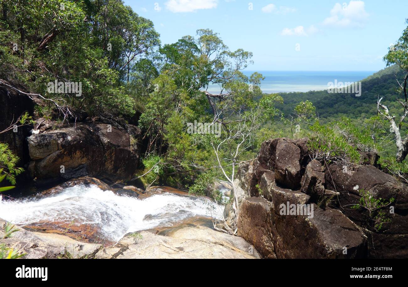 Vues sur la mer de Corail depuis les chutes de Yarrabah, Mick's Creek, près de second Beach, Yarrabah, près de Cairns, Australie Banque D'Images