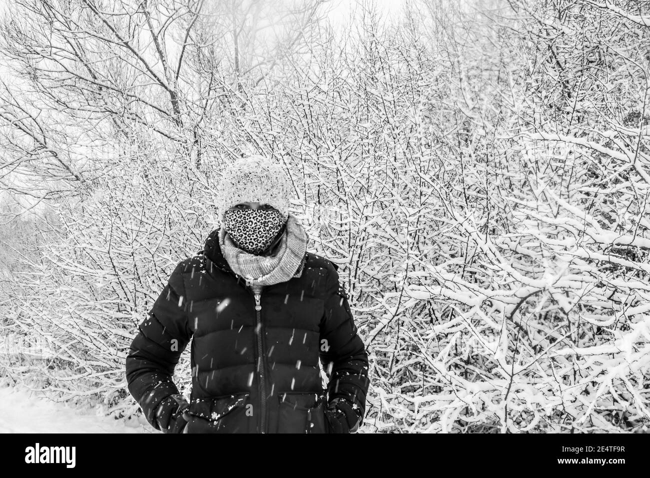 Femme, portant une couverture de visage, marchant dans la campagne en Angleterre, dans le cadre d'un blocage du coronavirus Banque D'Images