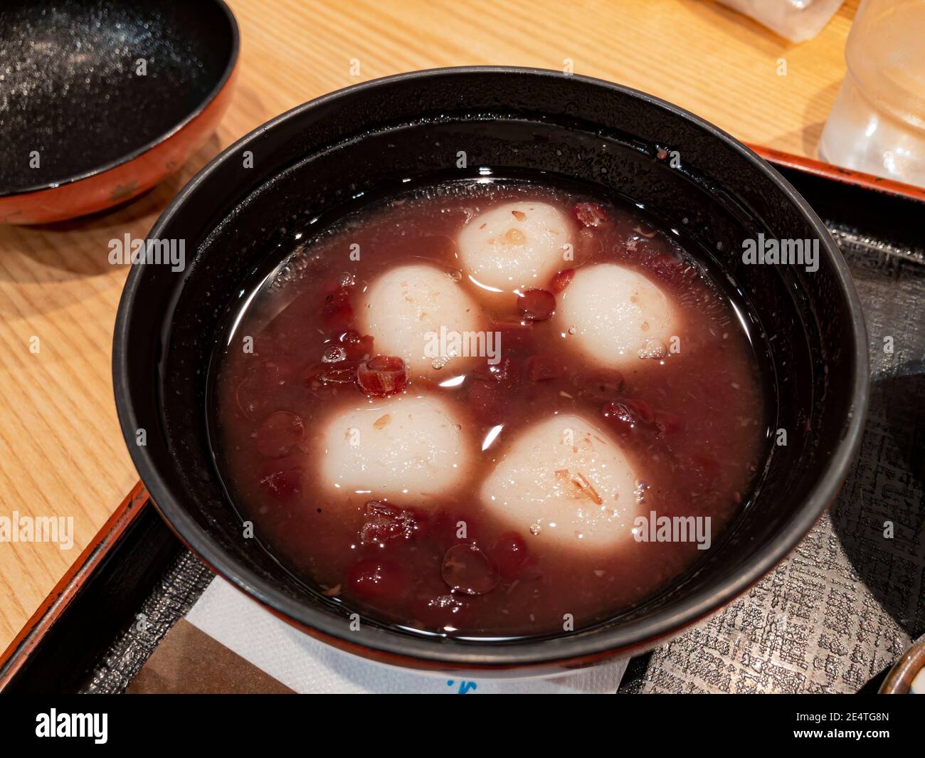 Gros plan de la soupe de haricots lus de style japonais avec des boulettes de riz gluant à Kyoto, Japon Banque D'Images