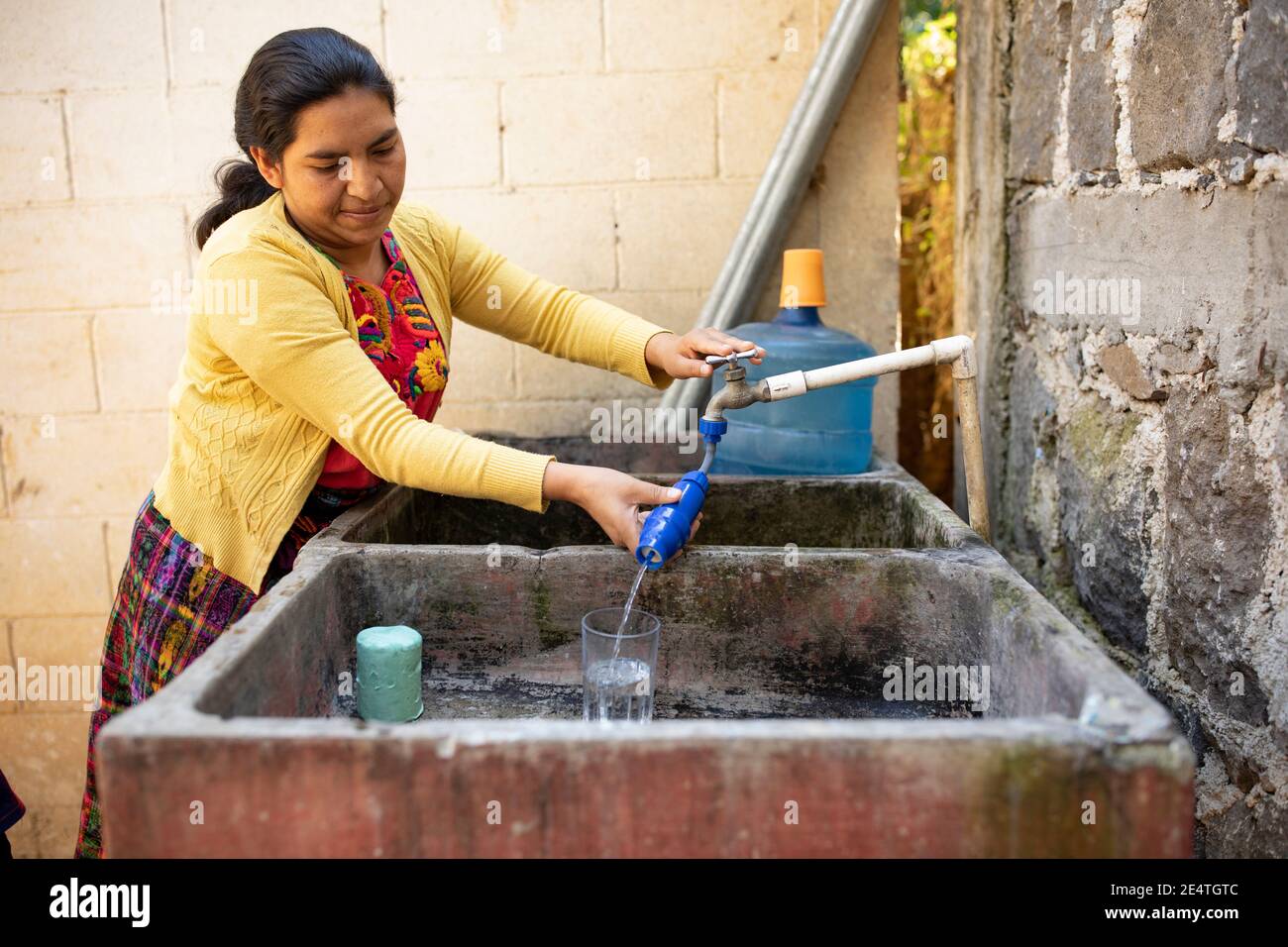 Système de filtre à eau à base de robinet utilisé à San Juan la Laguna, au Guatemala. Banque D'Images