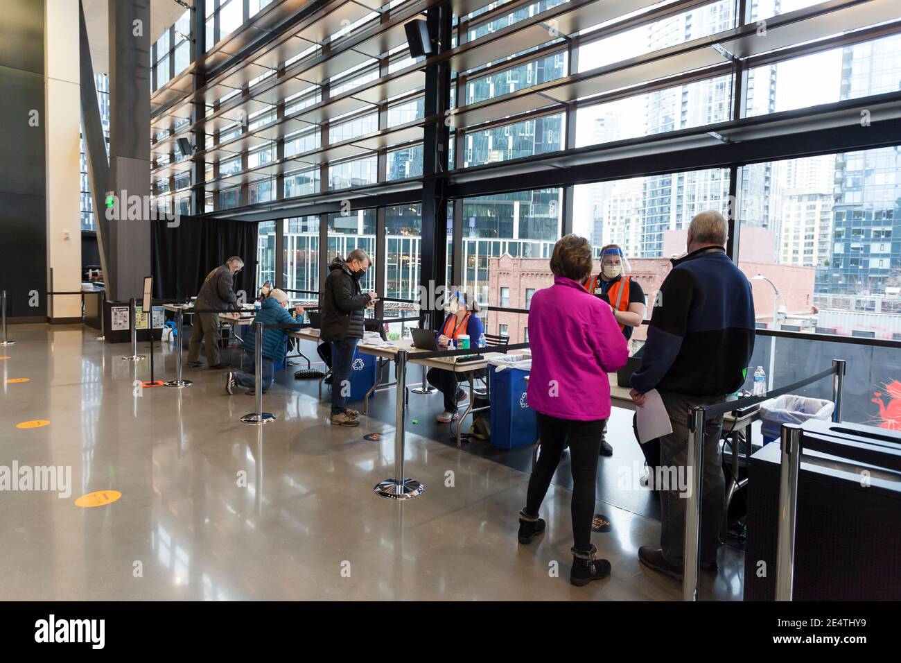 Seattle, Washington, États-Unis. 24 janvier 2021. Les travailleurs font un dépistage des patients lorsqu'ils arrivent dans une clinique de vaccination COVID-19 au siège de l'Amazon à Seattle. Amazon s'est associé à Virginia Mason Franciscan Health pour vacciner 2,000 Washingtoniens qui sont actuellement admissibles à la vaccination en vertu des directives COVID-19 sur les phases de vaccination de l'État. Crédit : Paul Christian Gordon/Alay Live News Banque D'Images