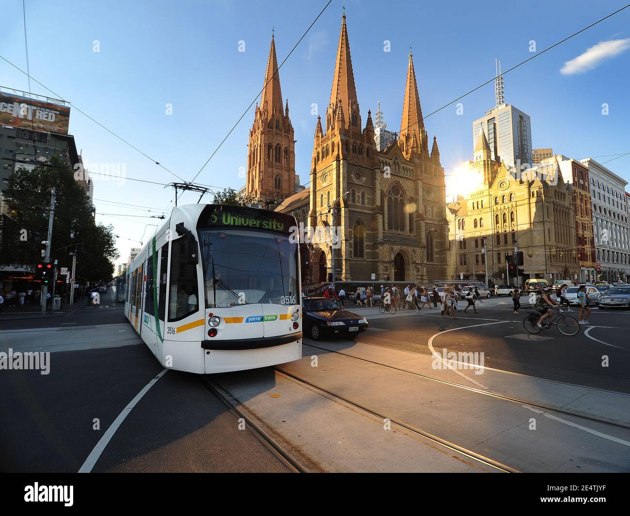 Un tramway de Melbourne passe devant la cathédrale St Pauls sur Swanston Street Melbourne, Victoria. Banque D'Images