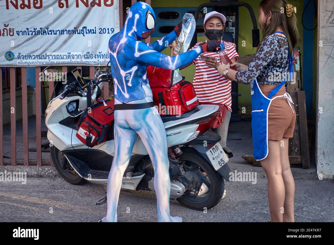 Costume d'araignée. Liveur fournissant des boissons froides vêtu de tous les costumes de héros d'action. Thaïlande Asie du Sud-est Banque D'Images