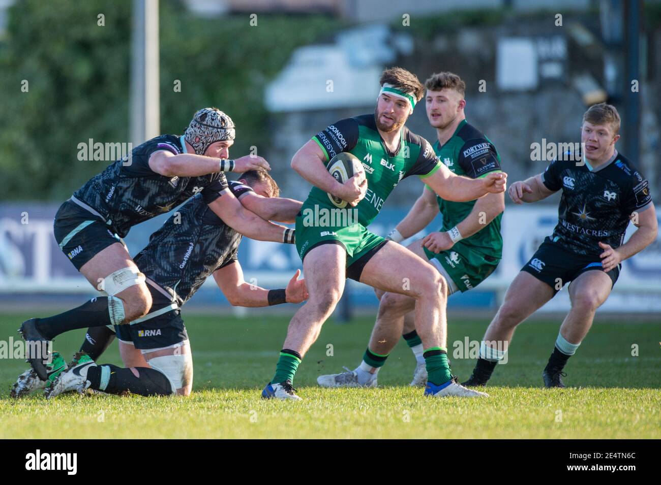 Galway, Irlande. 24 janvier 2021. Tom Daly de Connacht affronté par Dan Lydiate d'Ospreys et Sam Parry d'Ospreys lors du match Guinness PRO14 Round 8 entre Connacht Rugby et Ospreys au Sportsground de Galway, Irlande, le 24 janvier 2021 (photo par Andrew SURMA/SIPA USA) Credit: SIPA USA/Alay Live News Banque D'Images