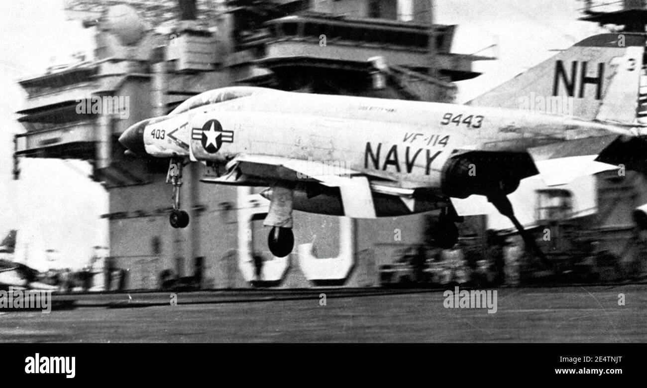 McDonnell F-4B Phantom II de VF-114 débarquant à bord de l'USS Kitty Hawk (CVA-63), vers 1963. Banque D'Images