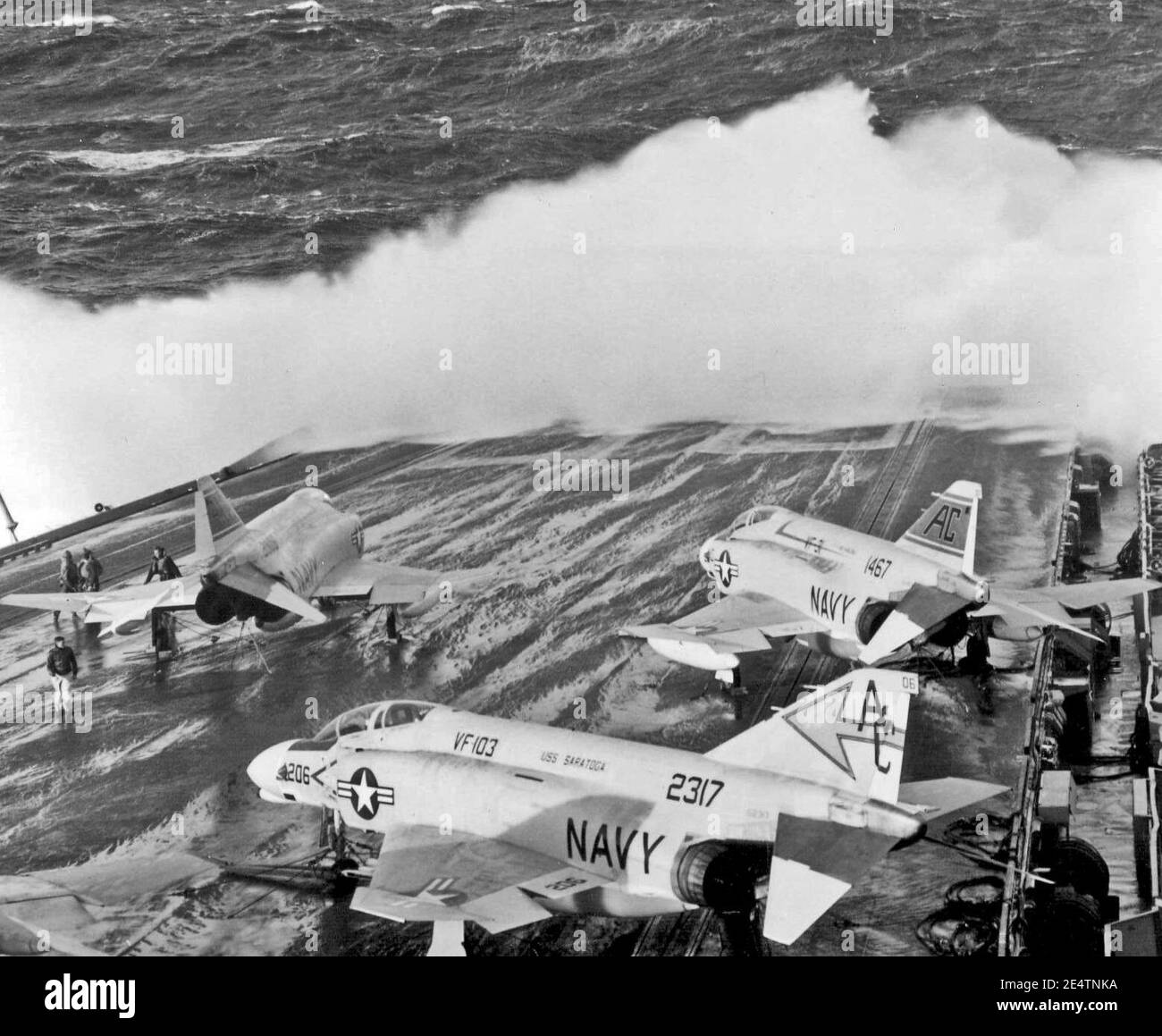 McDonnell F-4B Phantom IIS de VF-31 et VF-103 sur le pont de l'USS Saratoga (CVA-60) le 2 décembre 1967 (NNAM.1996.253.7278.002). Banque D'Images