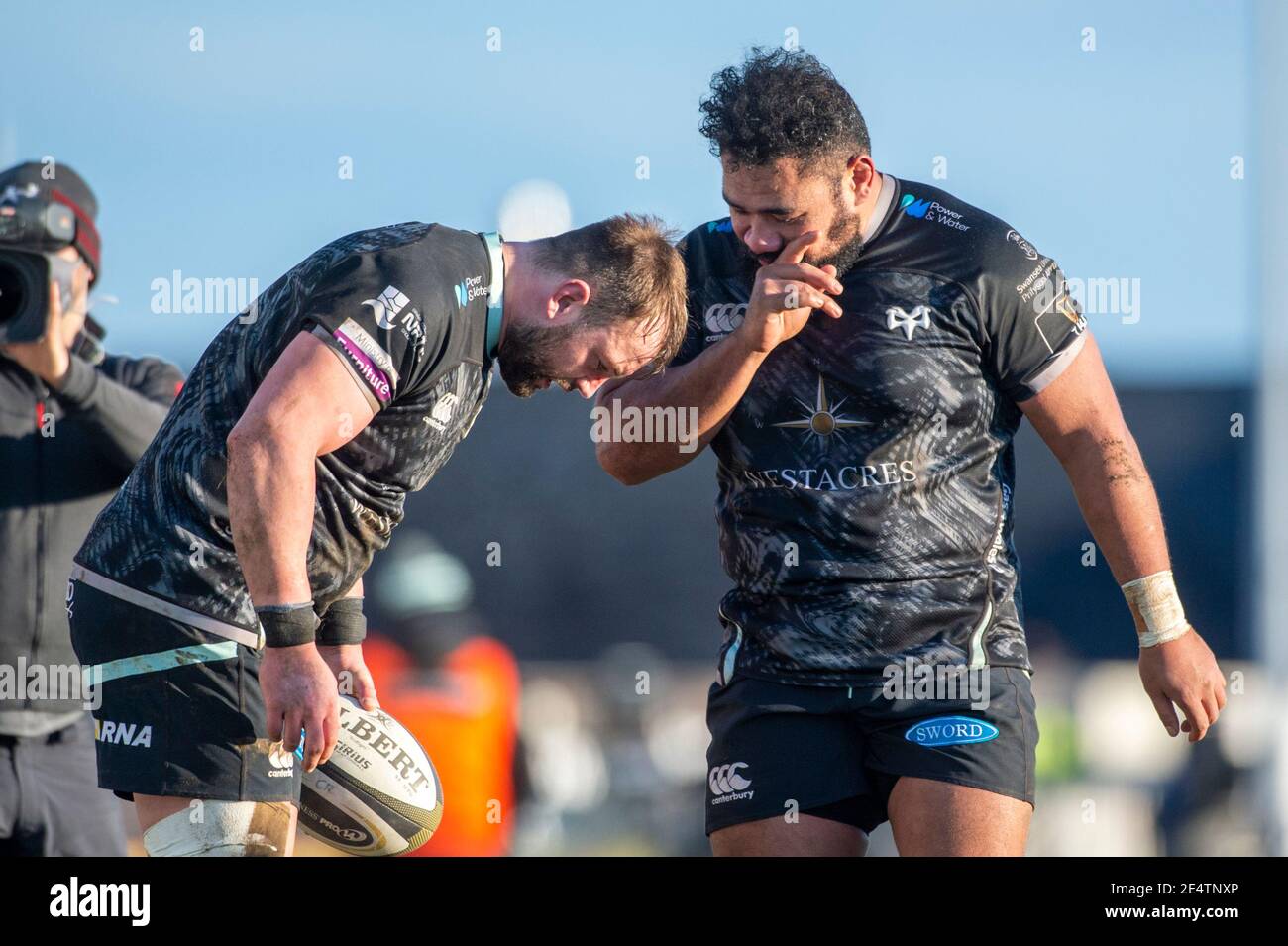 Galway, Irlande. 24 janvier 2021. Sam Parry d'Ospreys et Ma'afu FIA d'Ospreys lors du match Guinness PRO14 Round 8 entre Connacht Rugby et Ospreys au Sportsground de Galway, Irlande le 24 janvier 2021 (photo par Andrew SURMA/SIPA USA) Credit: SIPA USA/Alay Live News Banque D'Images